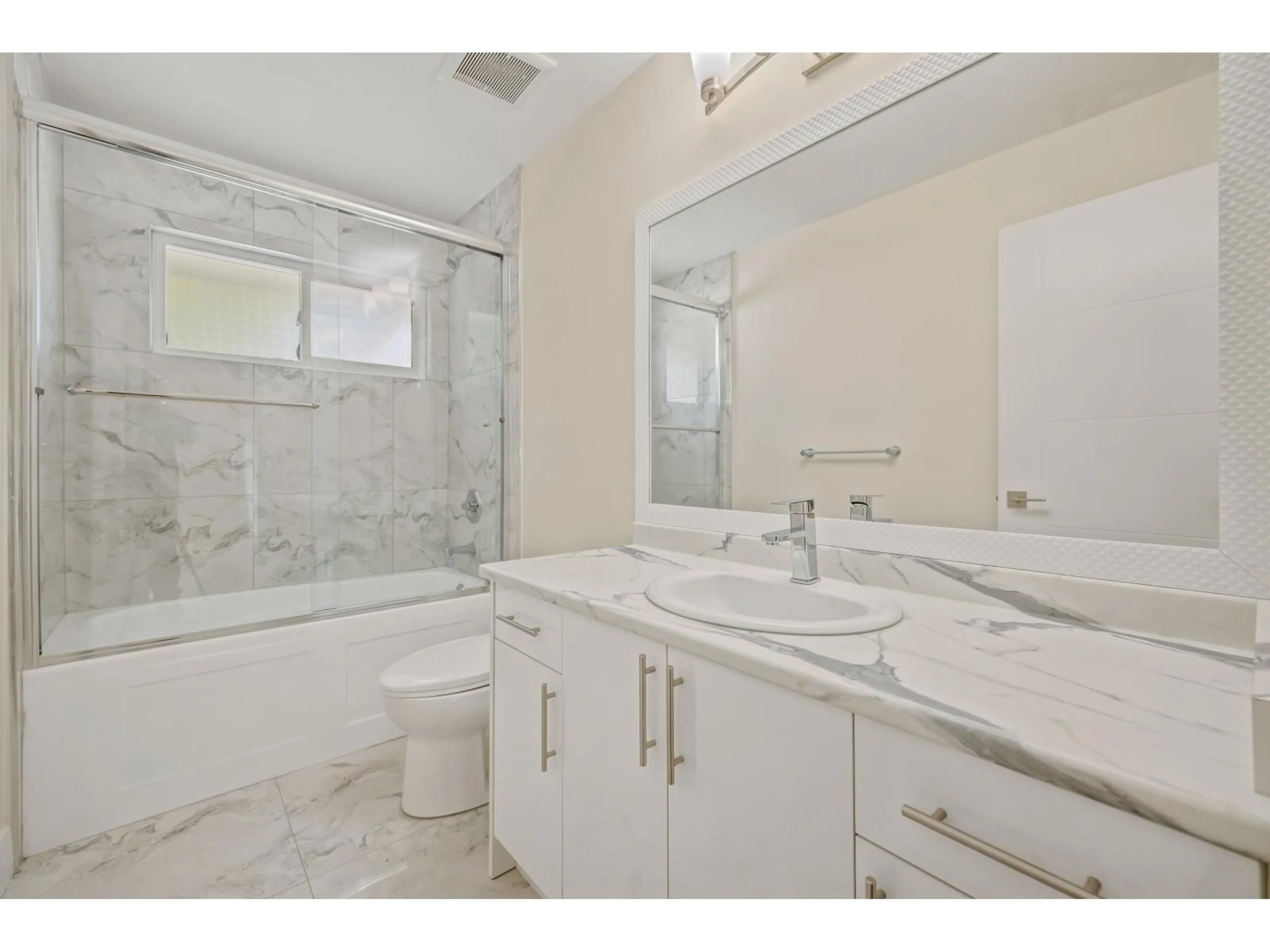 Standard bathroom, ceramic/tile floor for 11055 ORIOLE DRIVE, Surrey British Columbia V3R5A7