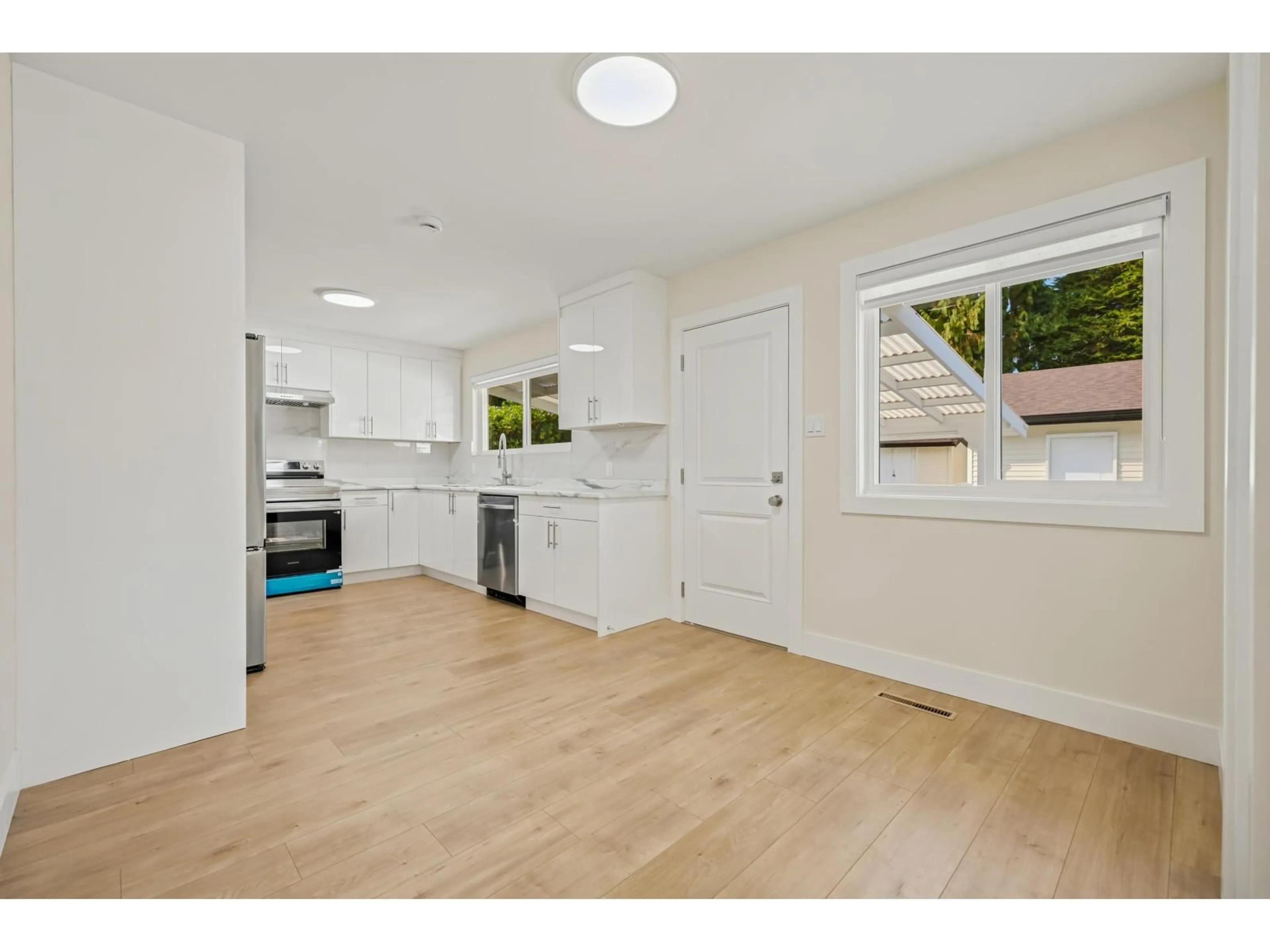 Open concept kitchen, wood/laminate floor for 11055 ORIOLE DRIVE, Surrey British Columbia V3R5A7