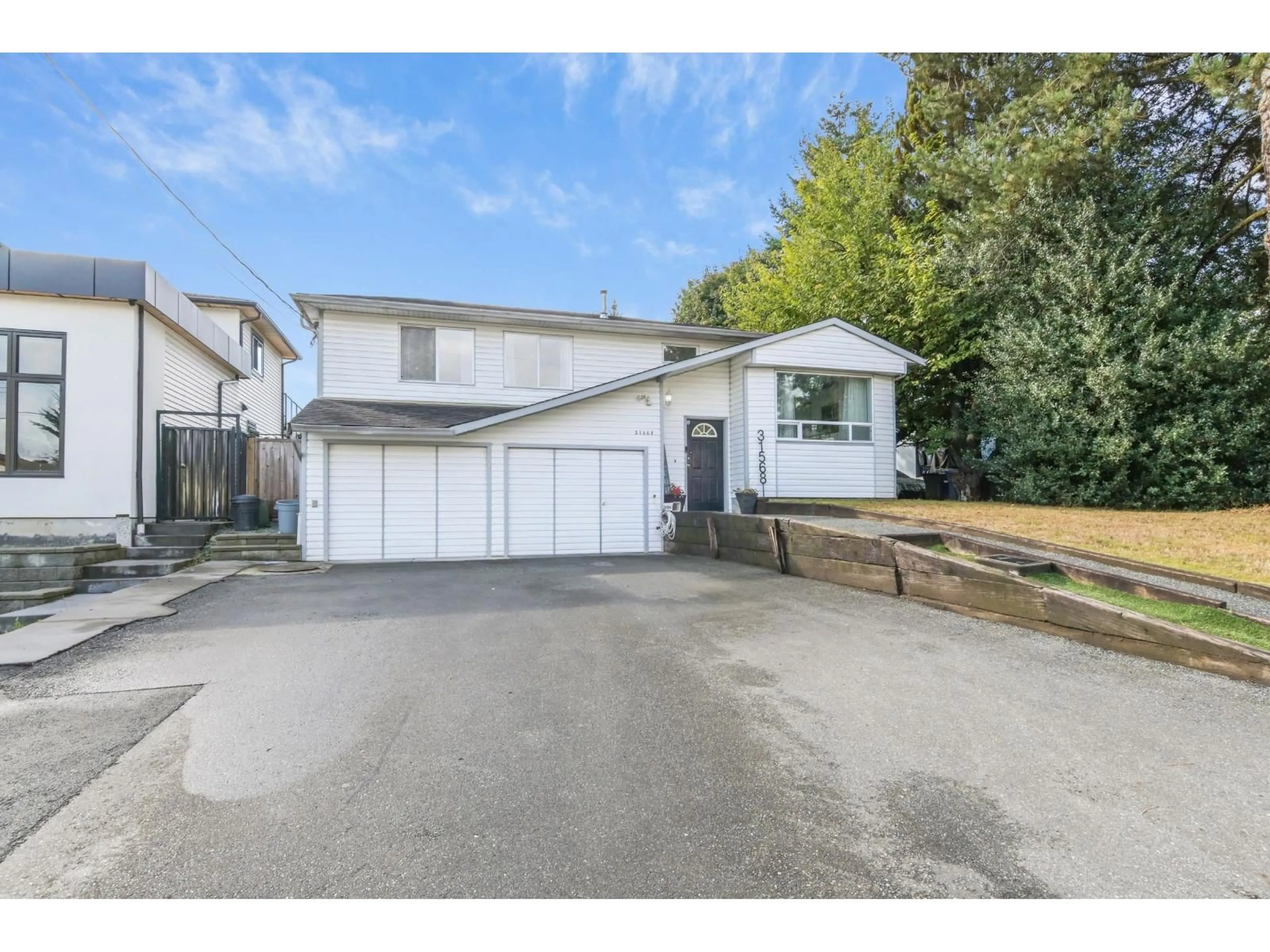 A pic from outside/outdoor area/front of a property/back of a property/a pic from drone, street for 31568 OAKRIDGE CRESCENT, Abbotsford British Columbia V2T6A6