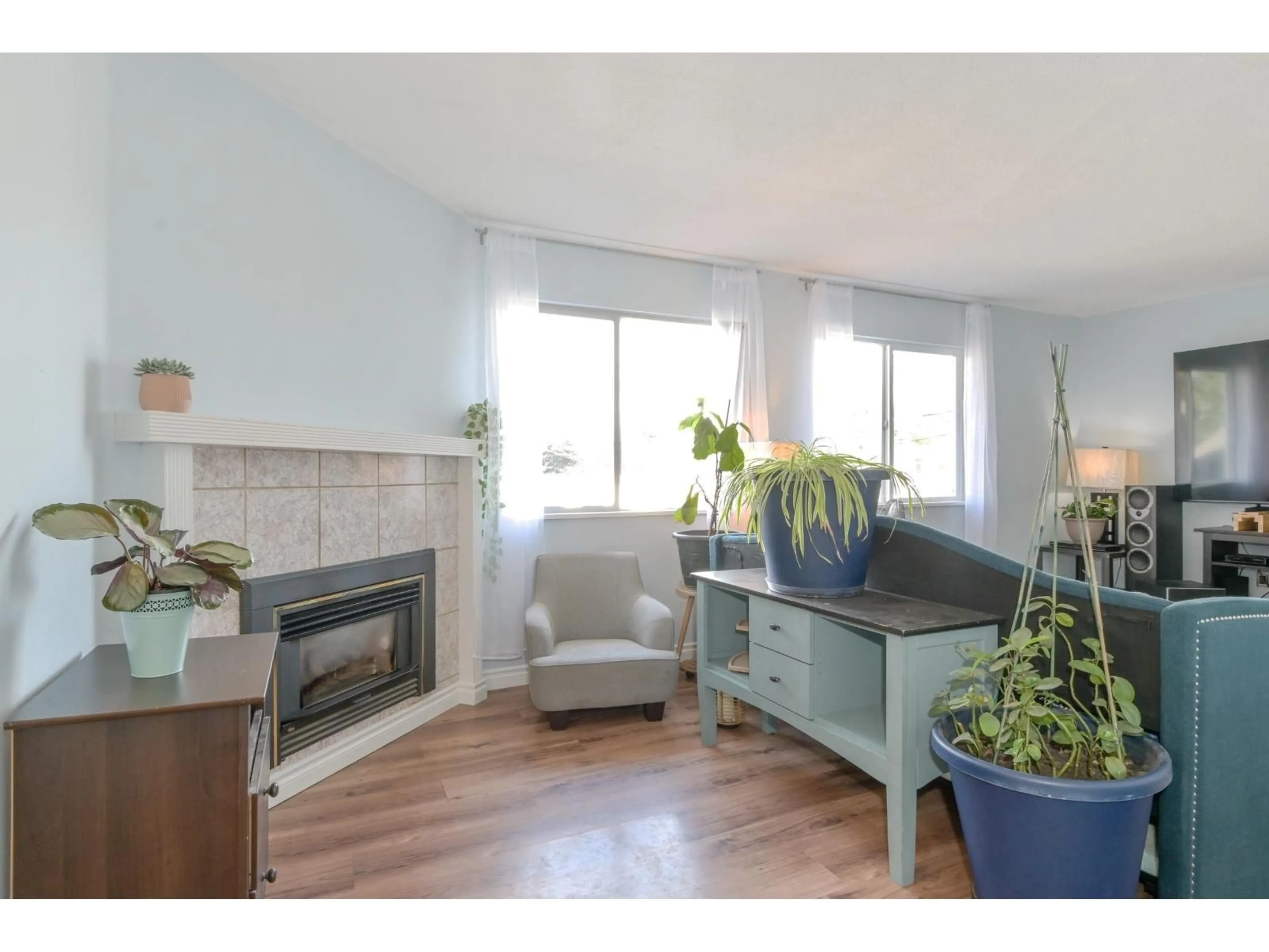 Living room with furniture, wood/laminate floor for 31568 OAKRIDGE CRESCENT, Abbotsford British Columbia V2T6A6