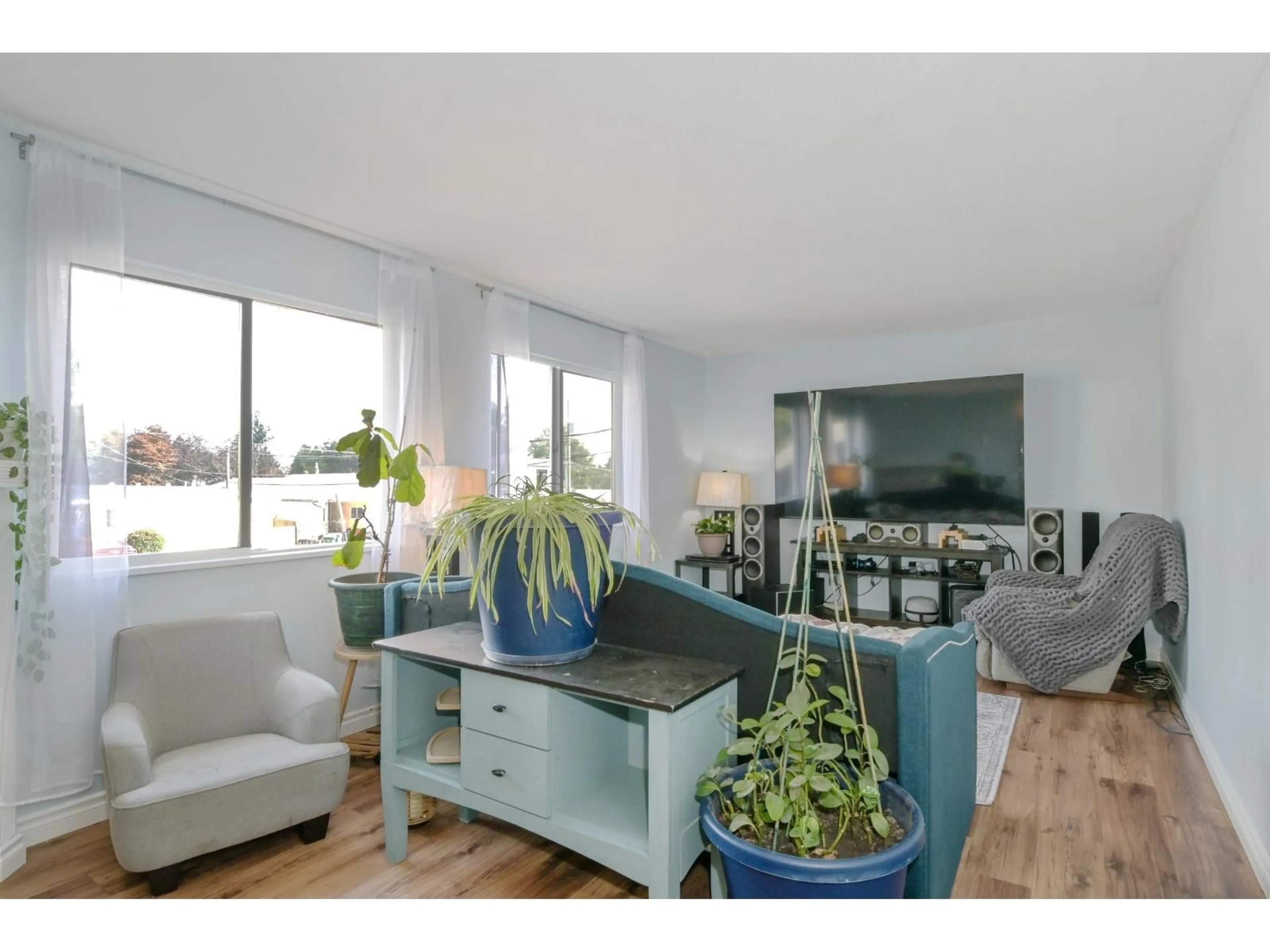 Living room with furniture, wood/laminate floor for 31568 OAKRIDGE CRESCENT, Abbotsford British Columbia V2T6A6