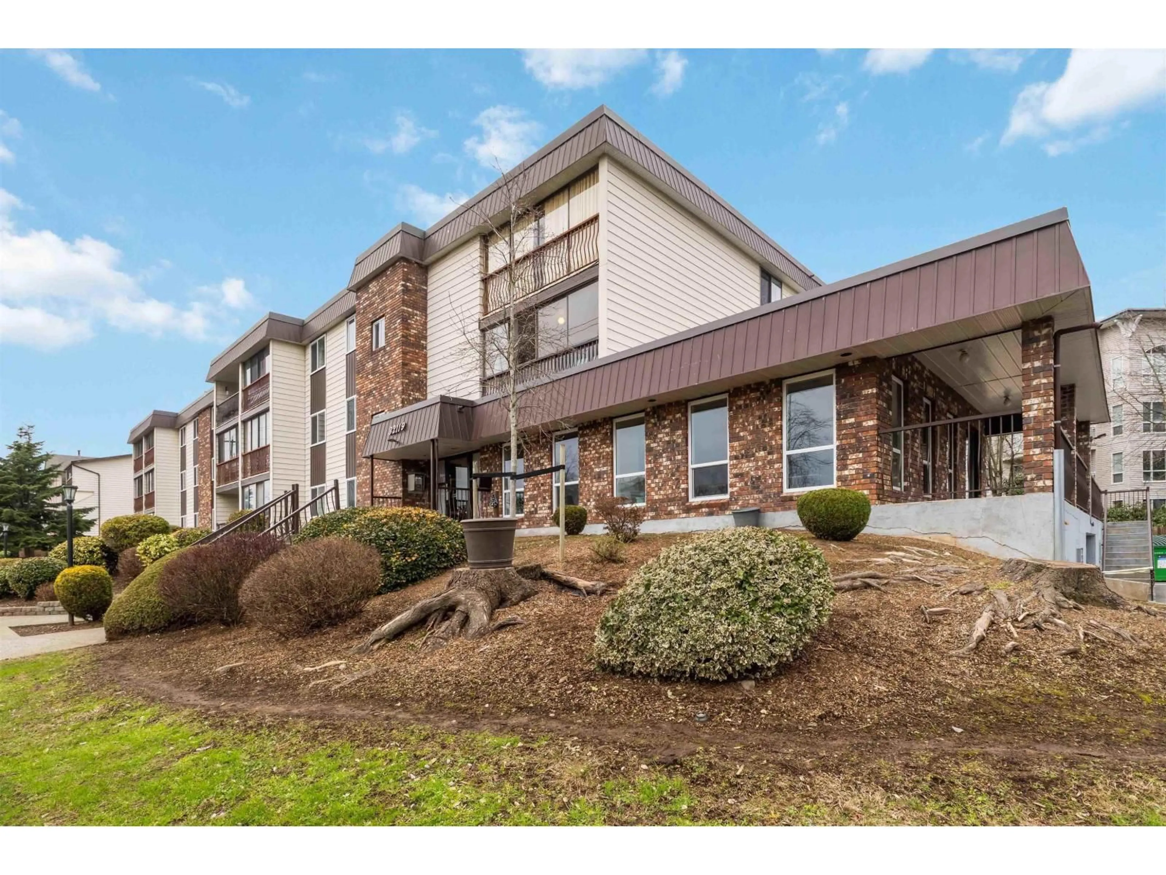 Indoor foyer for 201 - 32119 OLD YALE ROAD, Abbotsford British Columbia V2T2C8