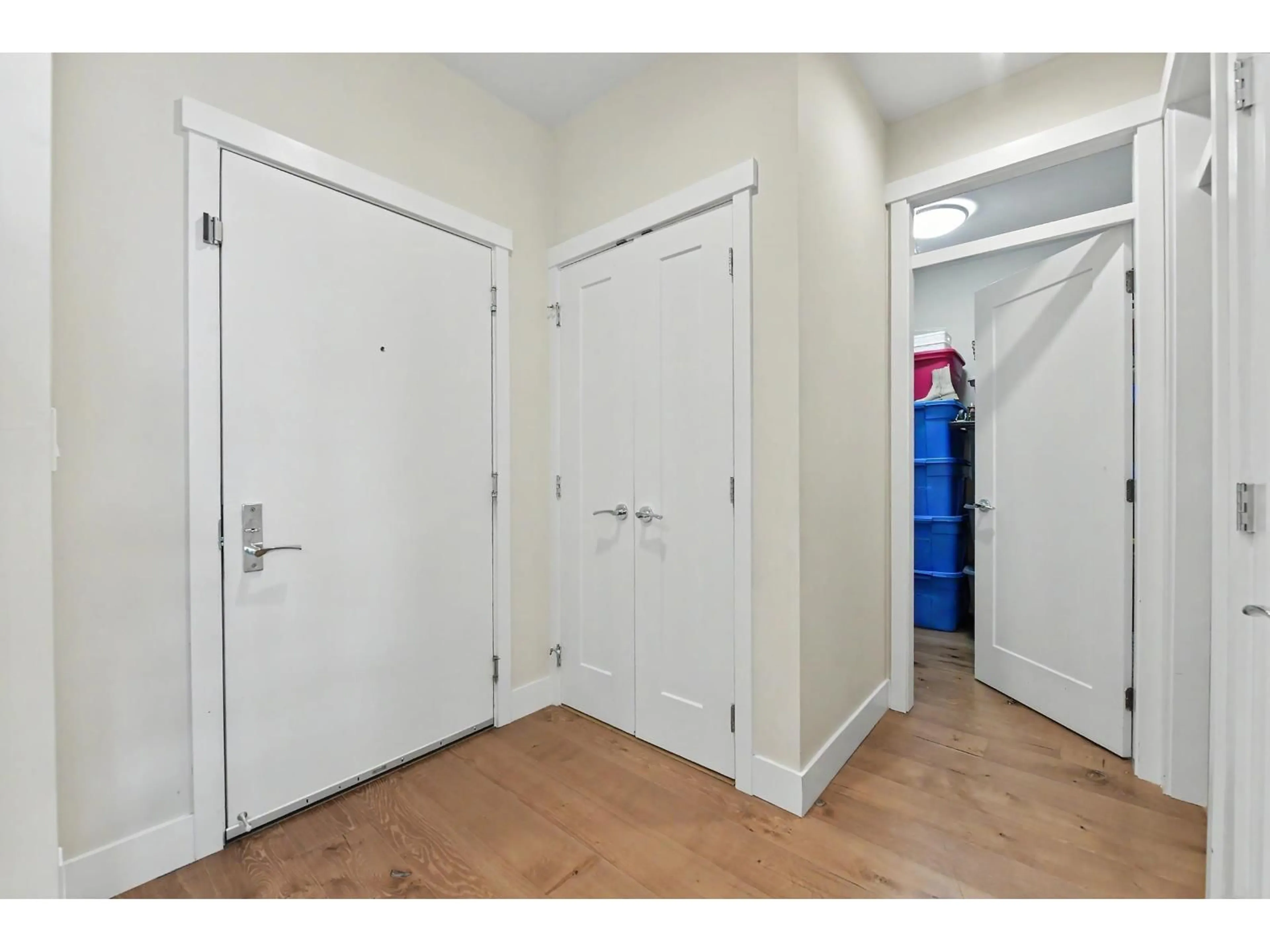 Indoor entryway for 516 - 14855 THRIFT AVENUE, White Rock British Columbia V4B2J6