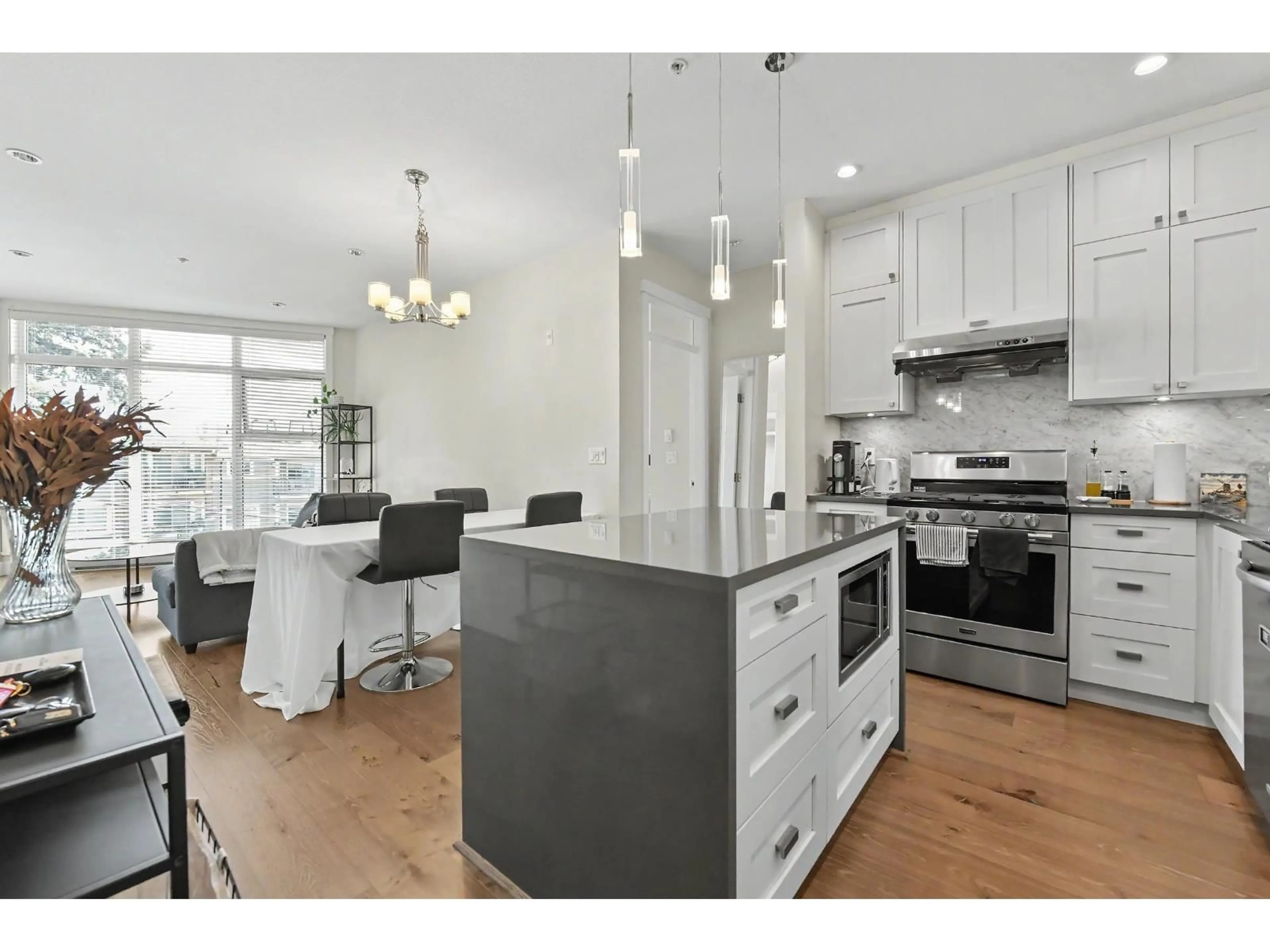 Open concept kitchen, unknown for 516 - 14855 THRIFT AVENUE, White Rock British Columbia V4B2J6