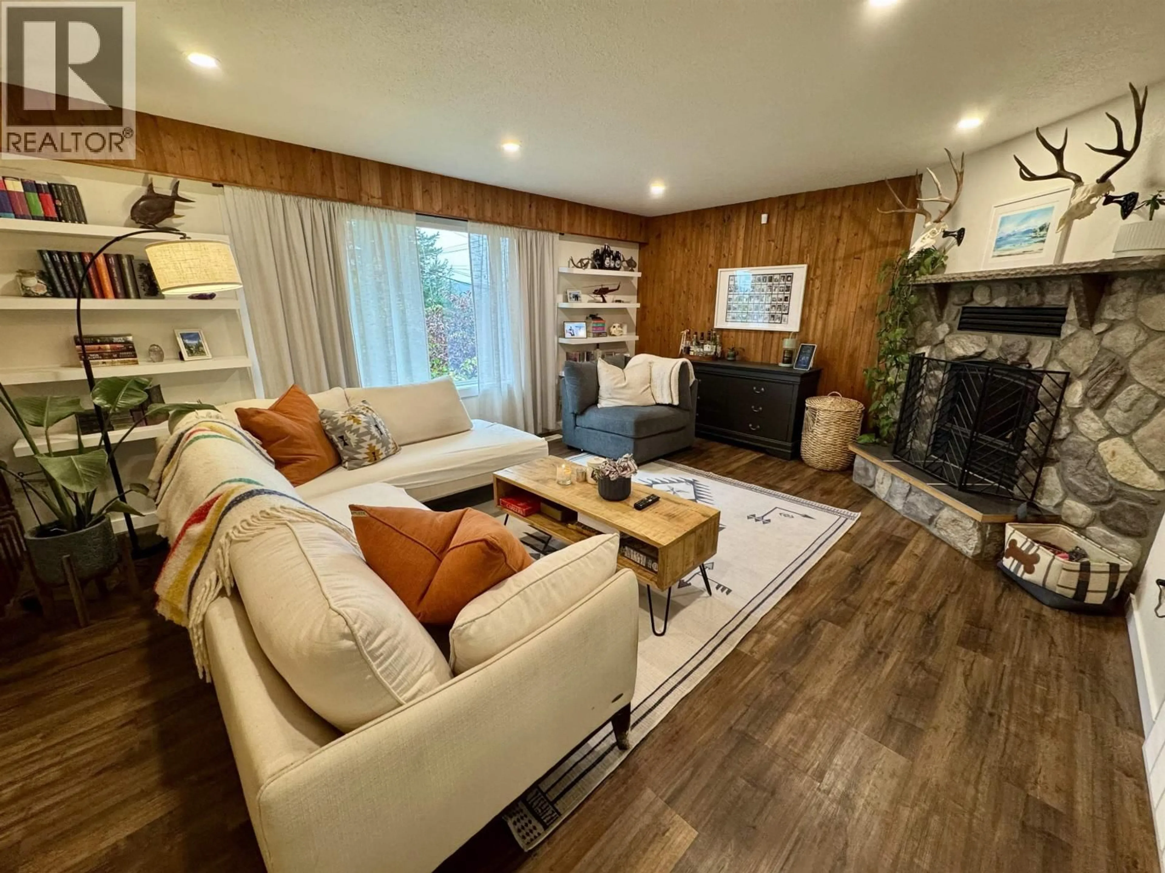 Living room with furniture, wood/laminate floor for 1265 RESKER PLACE, Williams Lake British Columbia V2G4H9