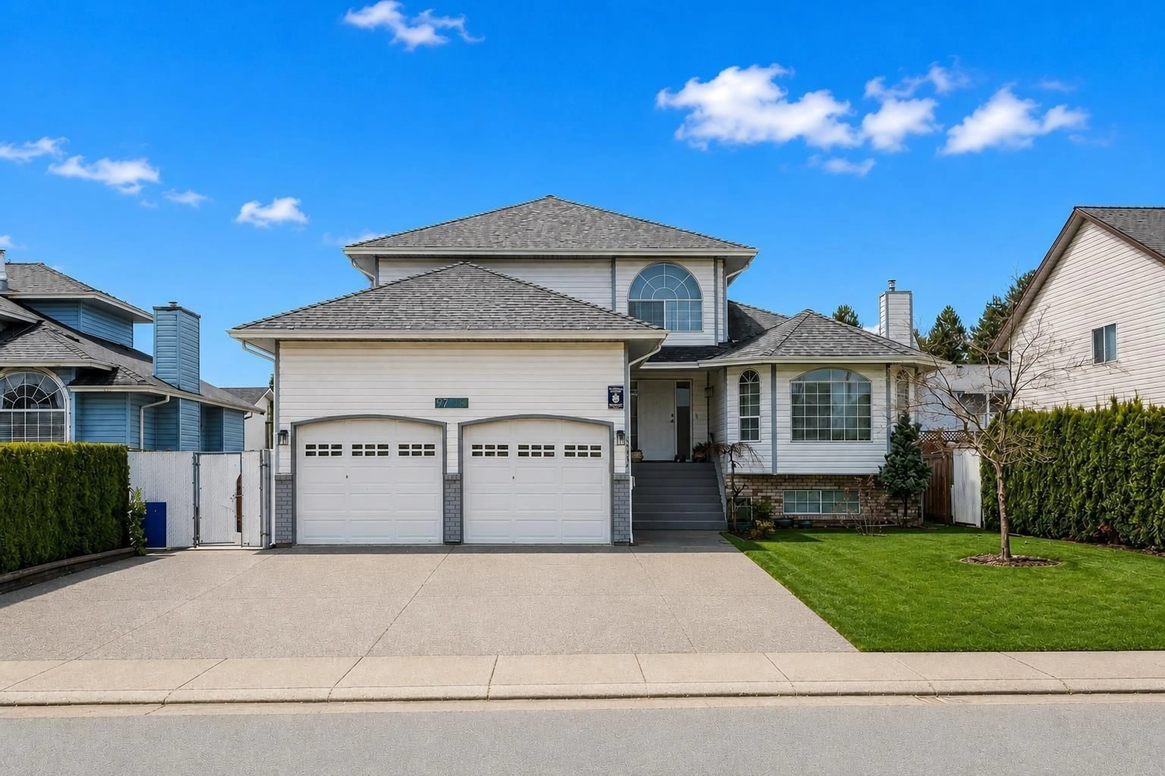 Home with vinyl exterior material, street for 32144 ASHCROFT DRIVE, Abbotsford British Columbia V2T5C7