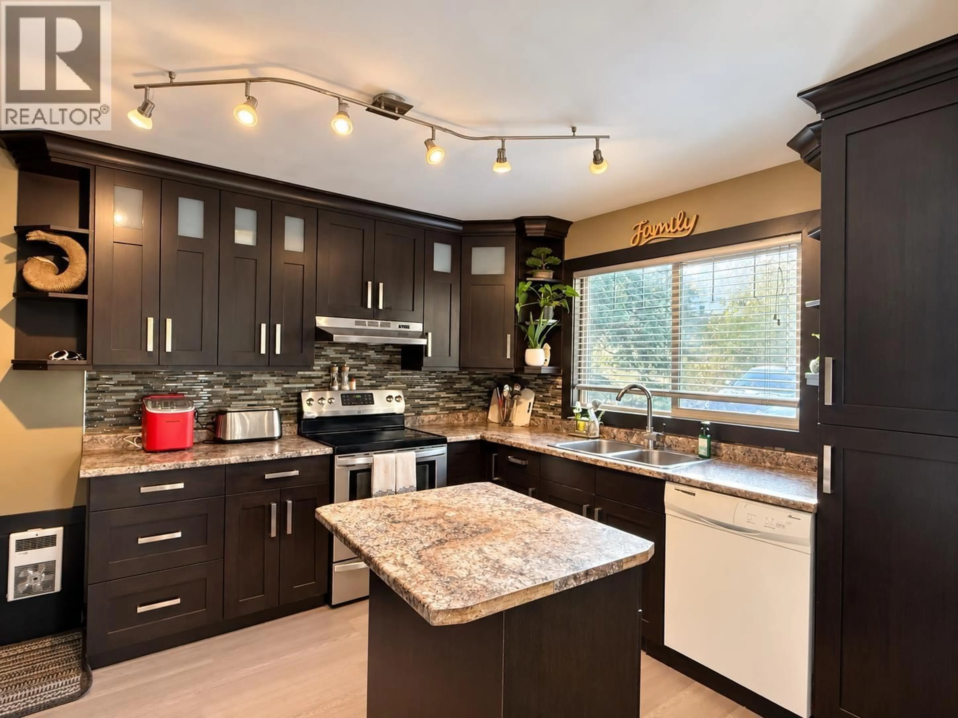 Contemporary kitchen, unknown for 7106 MOOSE ROAD, Prince George British Columbia V2N5N8