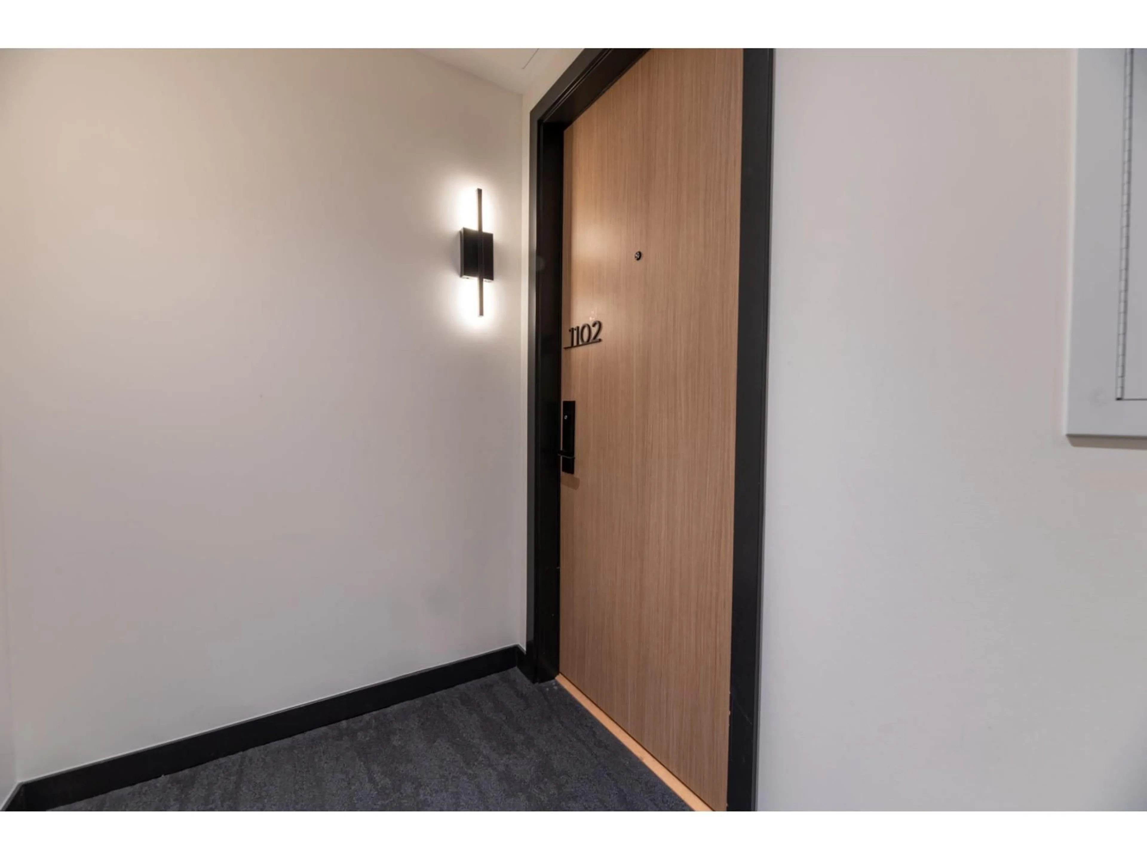 Indoor foyer for 1102 - 13685 102 AVENUE, Surrey British Columbia V3T1N7