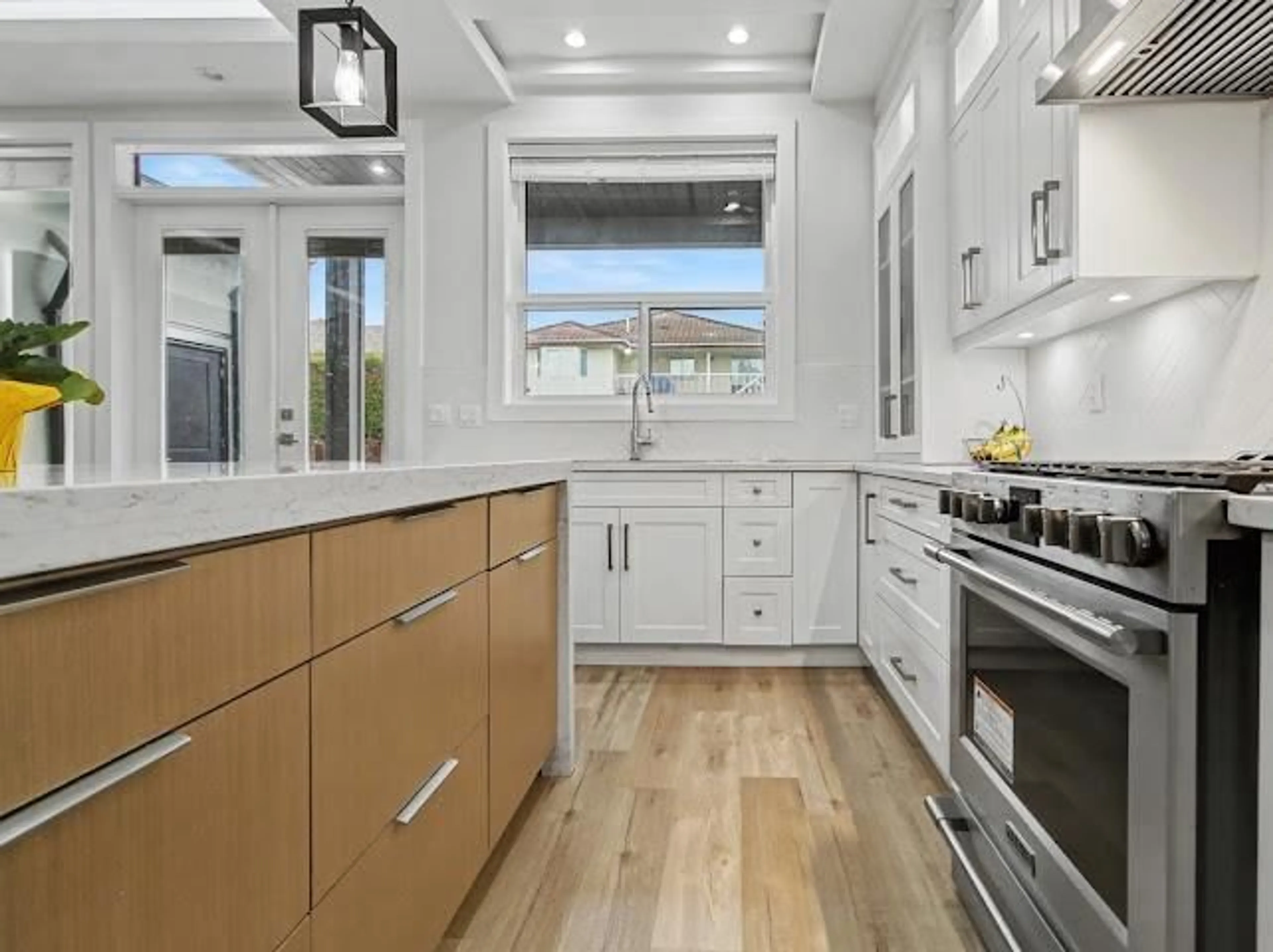 Contemporary kitchen, unknown for 14969 96 AVENUE, Surrey British Columbia V3R9V6