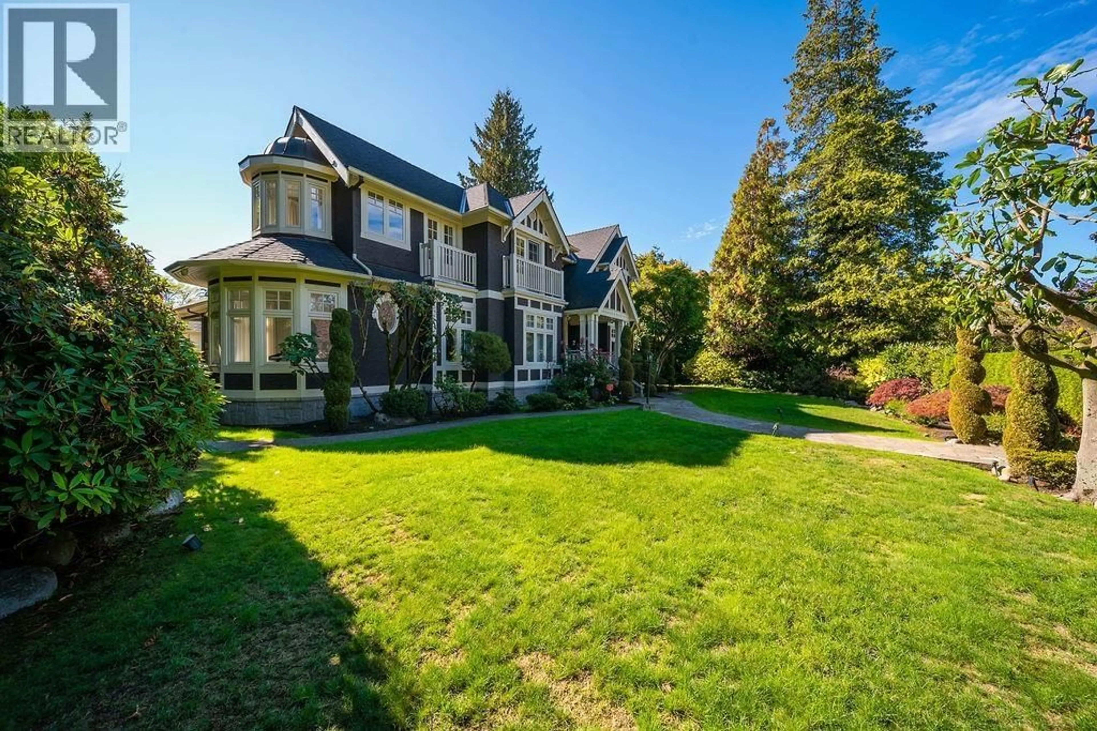 A pic from outside/outdoor area/front of a property/back of a property/a pic from drone, mountain view for 1568 32ND AVENUE, Vancouver British Columbia V6J3A6