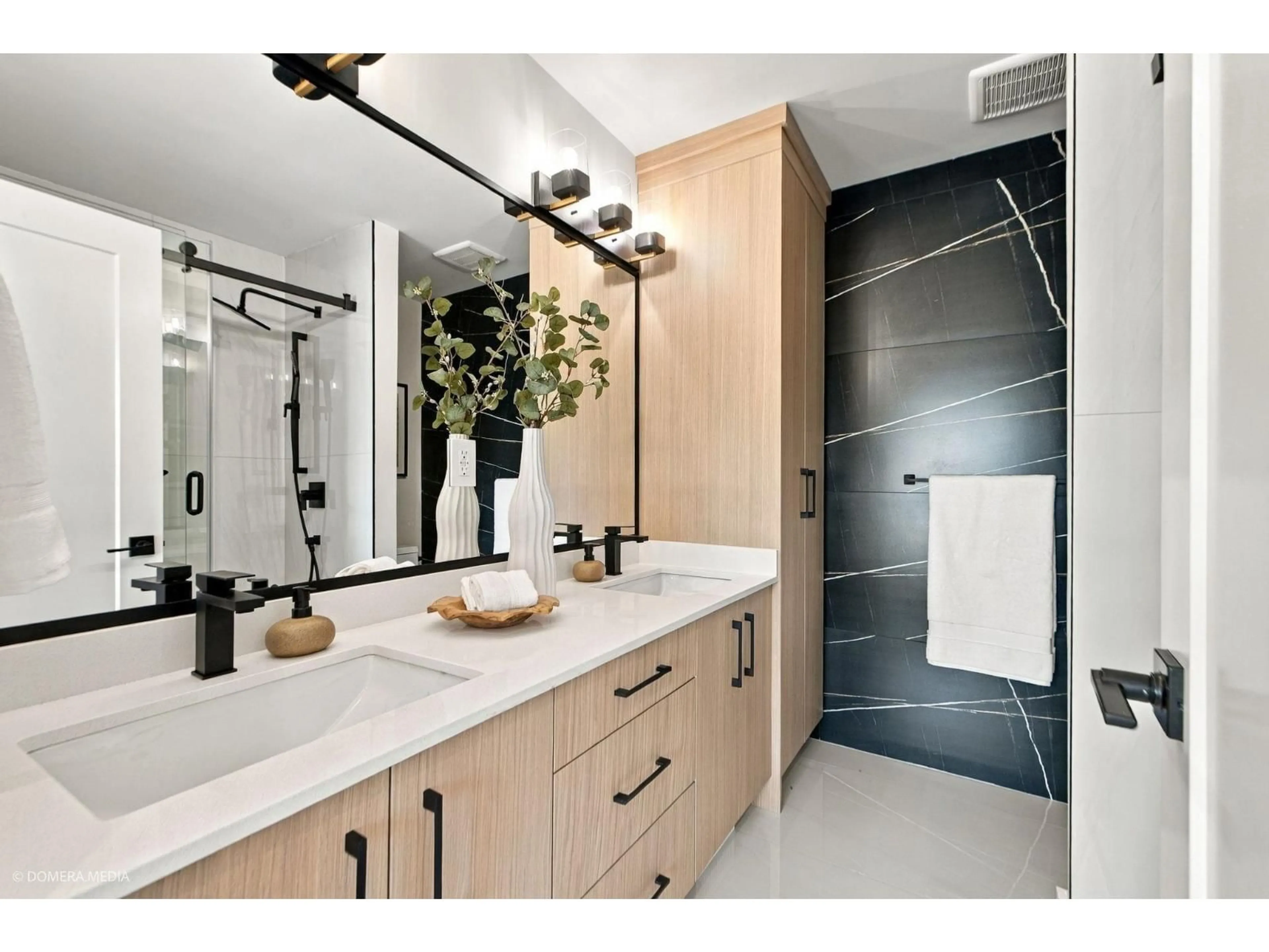 Contemporary bathroom, ceramic/tile floor for 1 - 17432 58 AVENUE, Surrey British Columbia V3S1L2