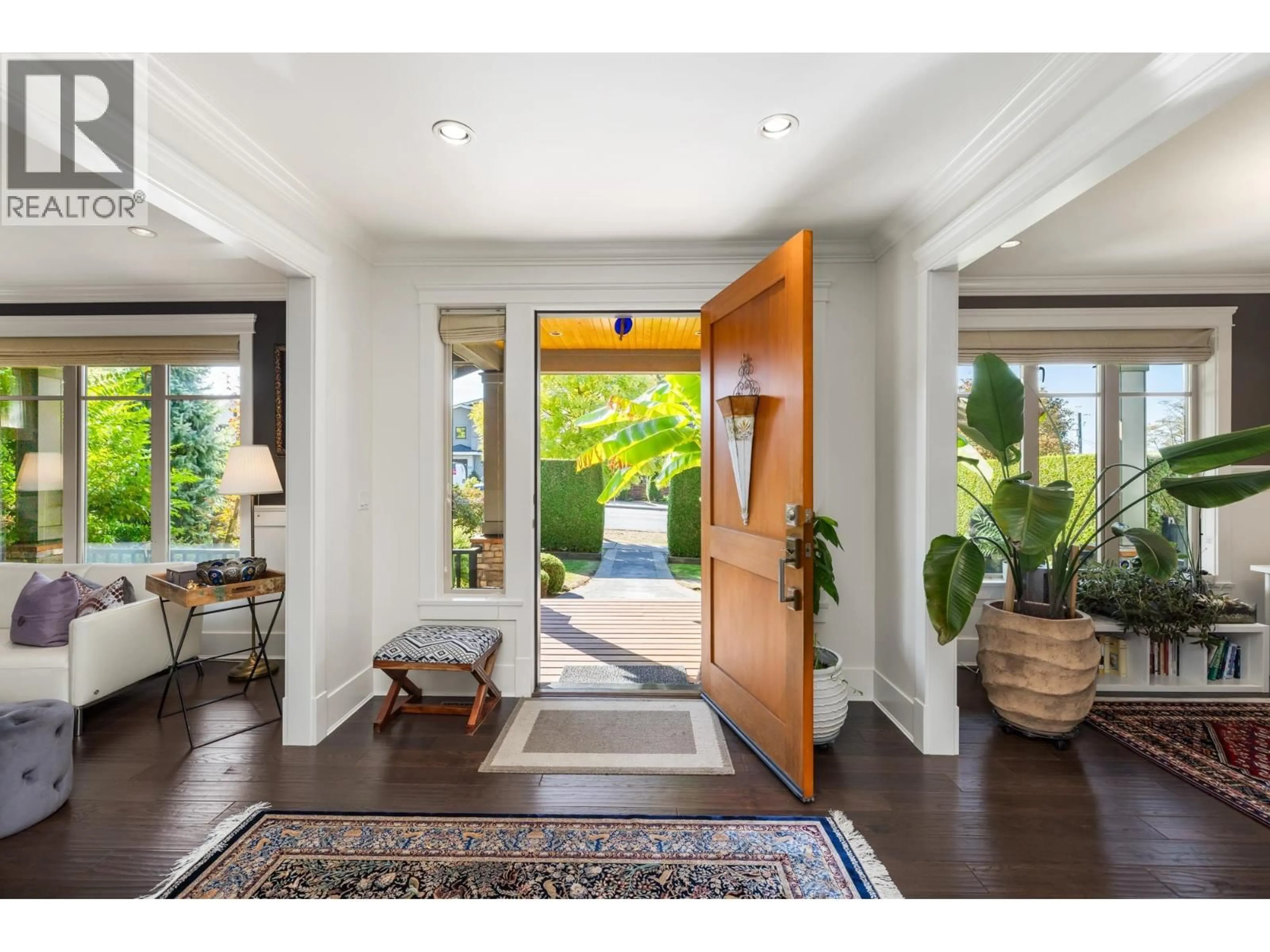 Indoor entryway for 358 15TH STREET, North Vancouver British Columbia V7M1S5