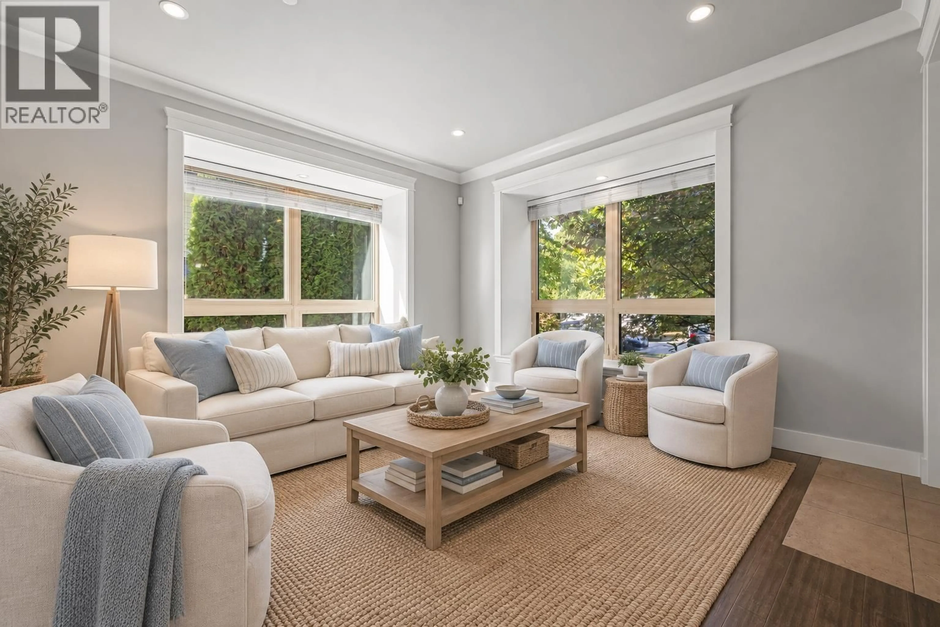 Living room with furniture, unknown for 1 - 651 14TH STREET, North Vancouver British Columbia V7M1R3