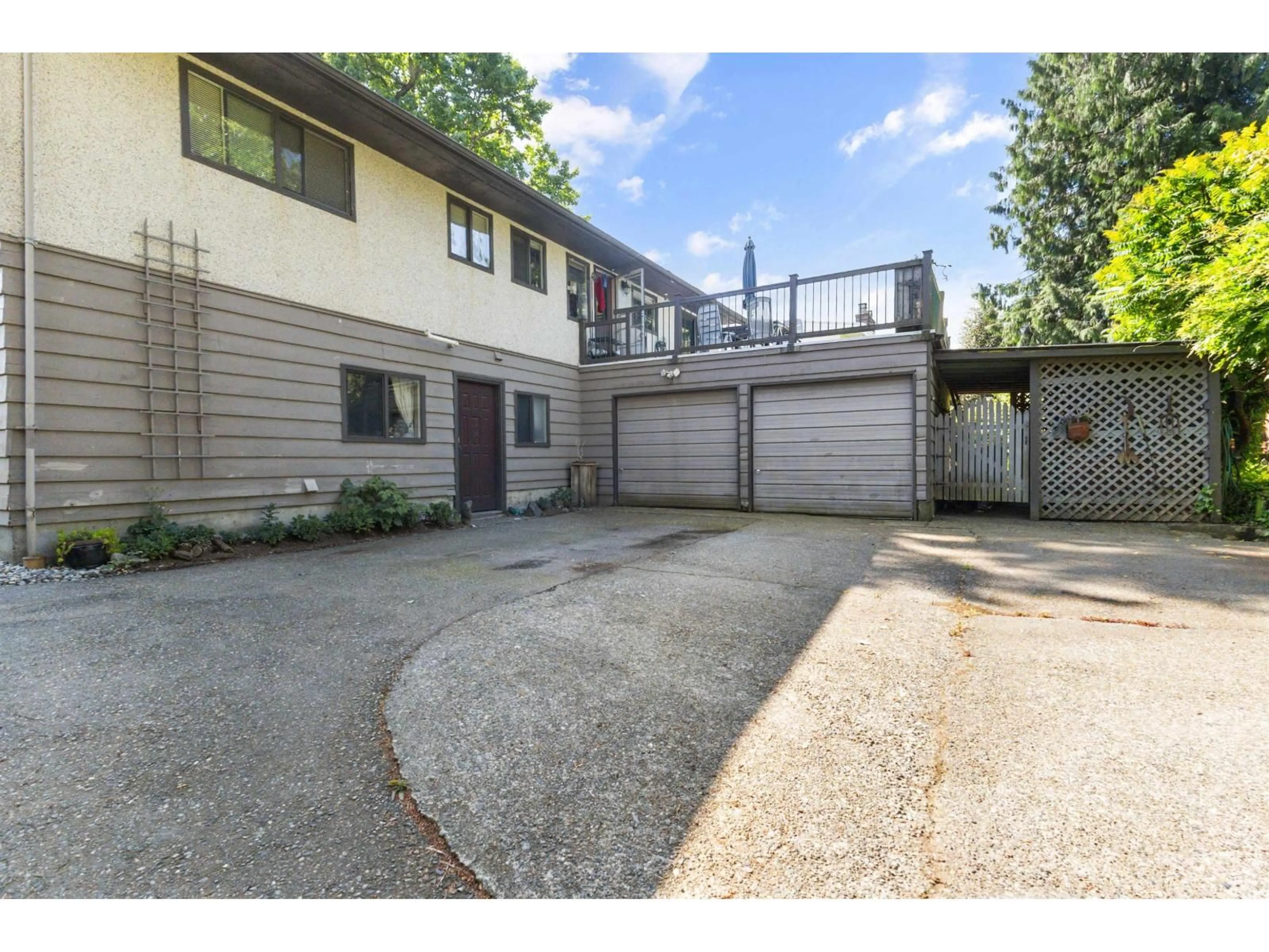 A pic from outside/outdoor area/front of a property/back of a property/a pic from drone, street for 2475 SUGARPINE STREET, Abbotsford British Columbia V2T3M7