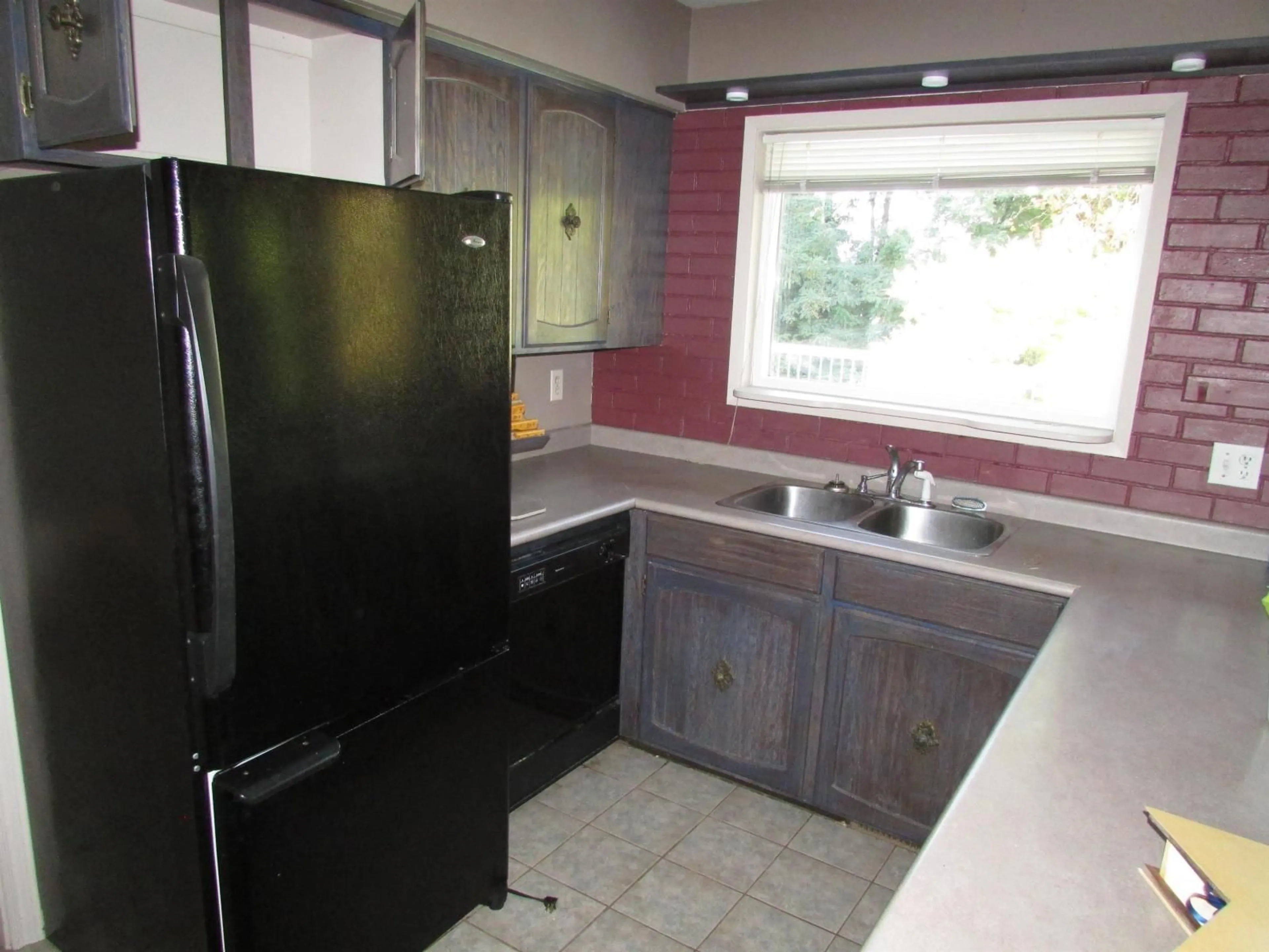 Standard kitchen, ceramic/tile floor for 2475 SUGARPINE STREET, Abbotsford British Columbia V2T3M7