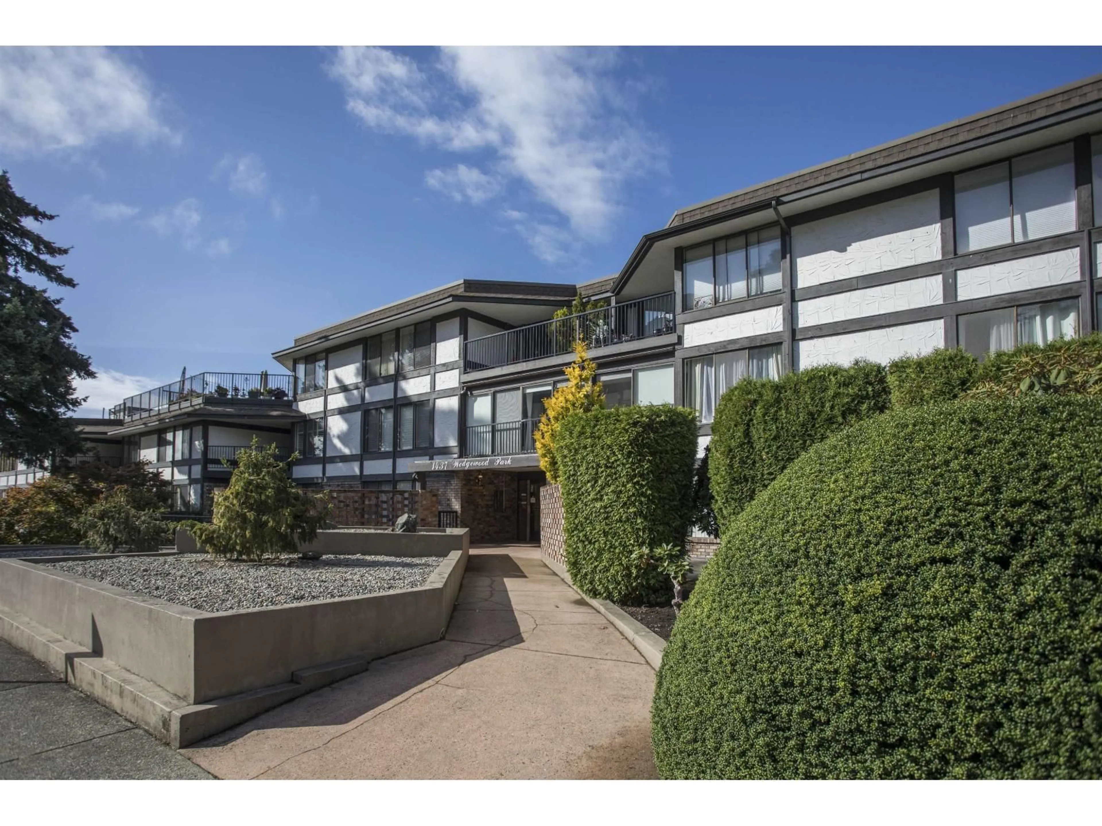 A pic from outside/outdoor area/front of a property/back of a property/a pic from drone, building for 310 - 1437 FOSTER STREET, White Rock British Columbia V4B3X6