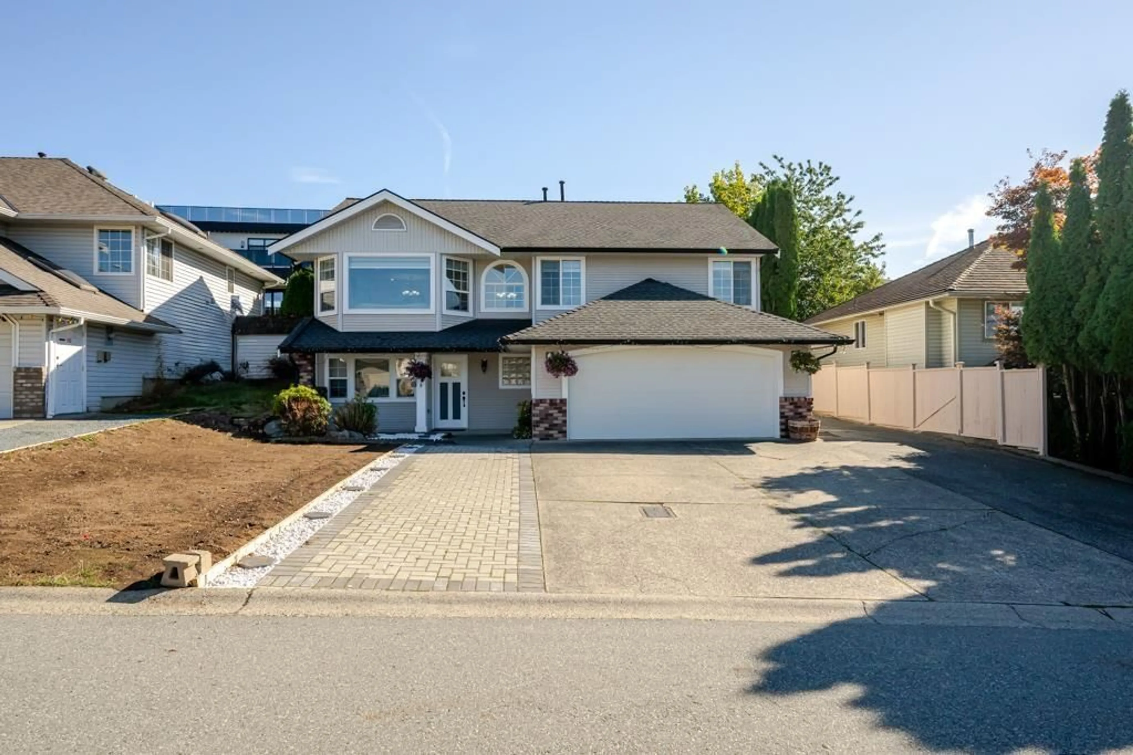 Home with vinyl exterior material, street for 31518 SOUTHERN DRIVE, Abbotsford British Columbia V2T5P1