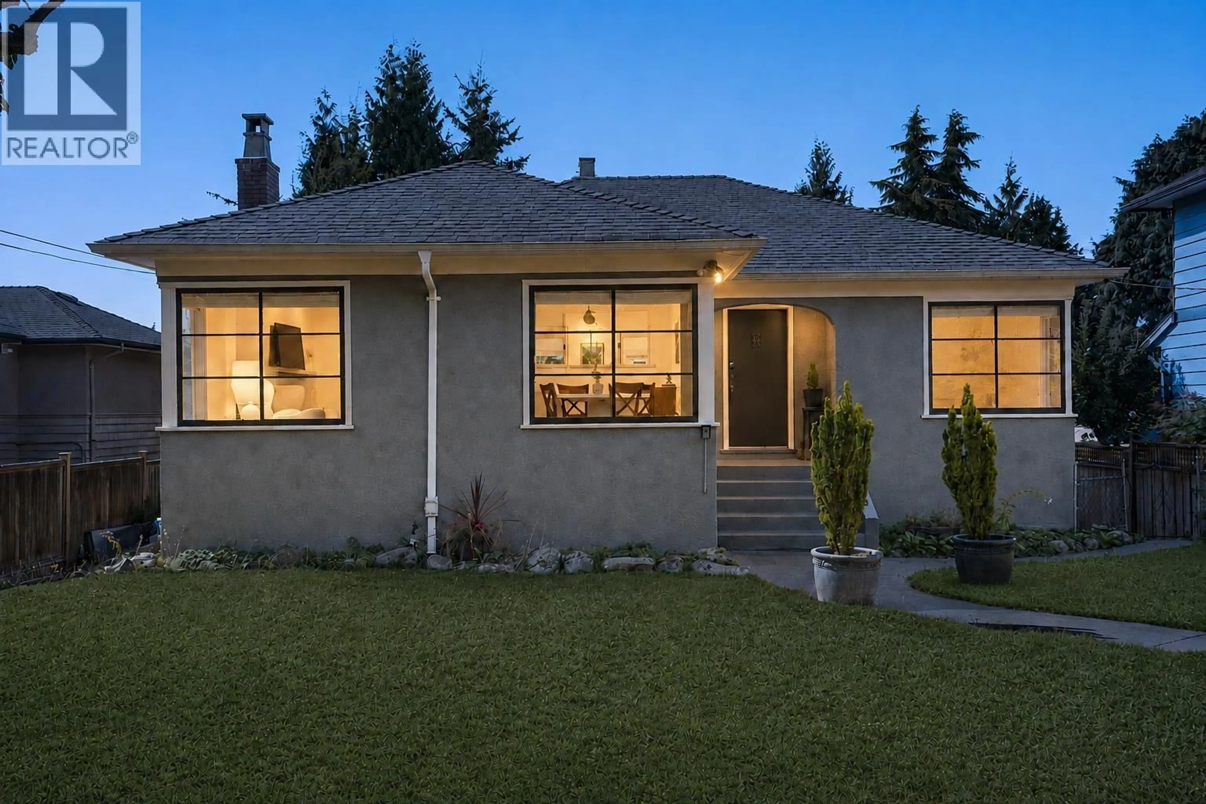 Home with vinyl exterior material, street for 1258 JEFFERSON AVENUE, West Vancouver British Columbia V7T2B1