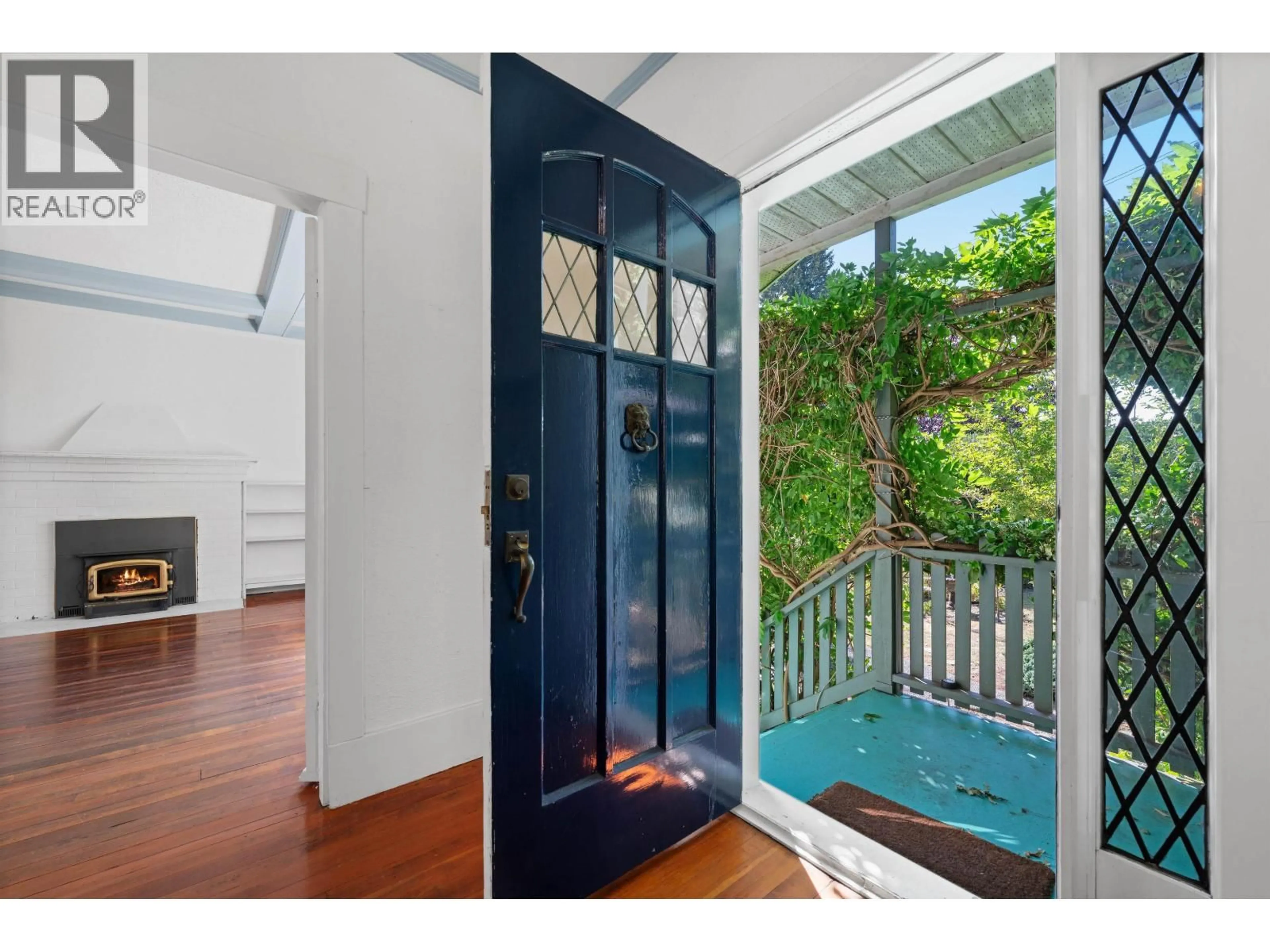Indoor entryway for 1376 11TH STREET, West Vancouver British Columbia V7T2M9