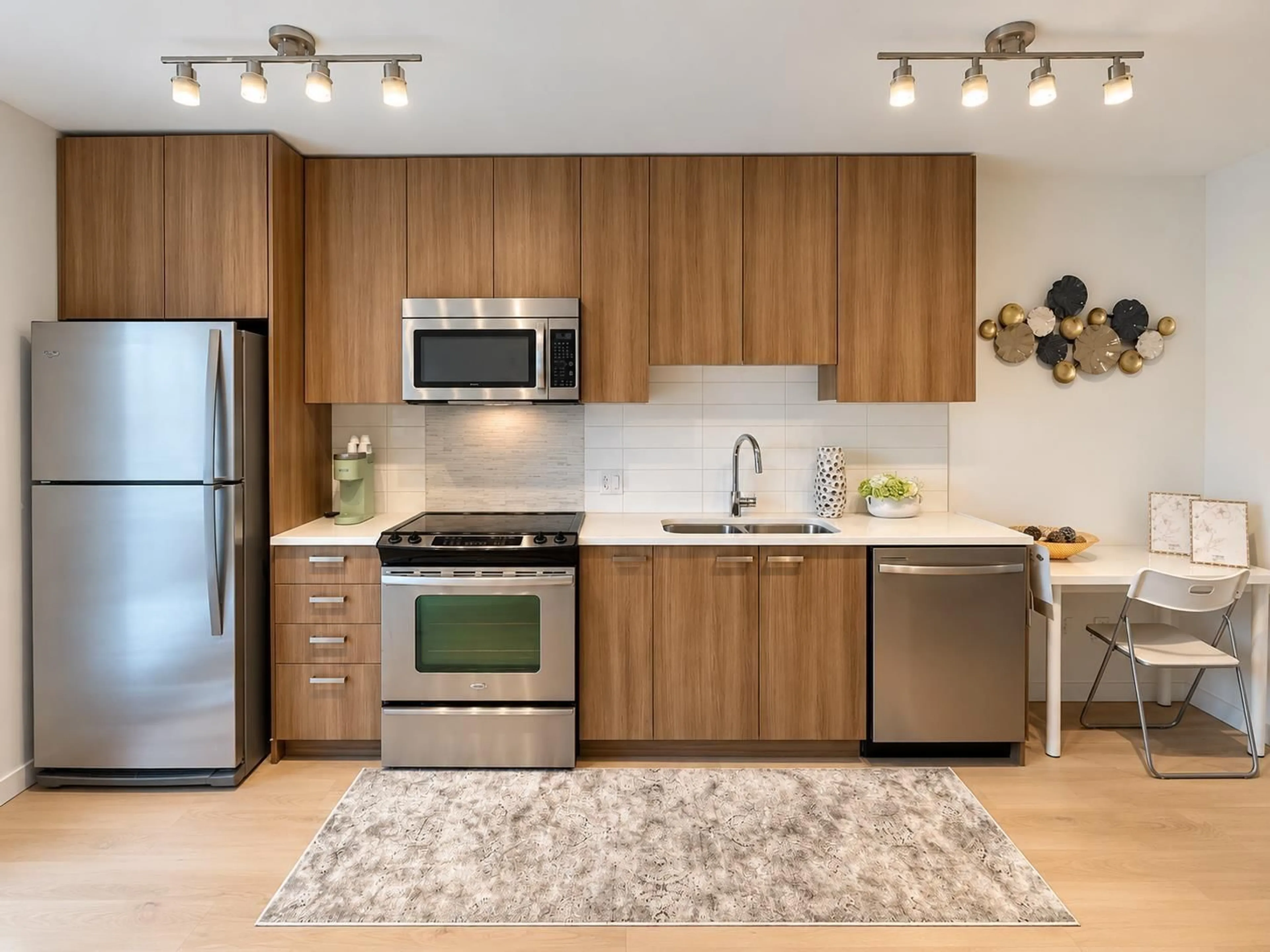 Open concept kitchen, wood/laminate floor for 209 - 13325 102A AVENUE, Surrey British Columbia V3T0J5