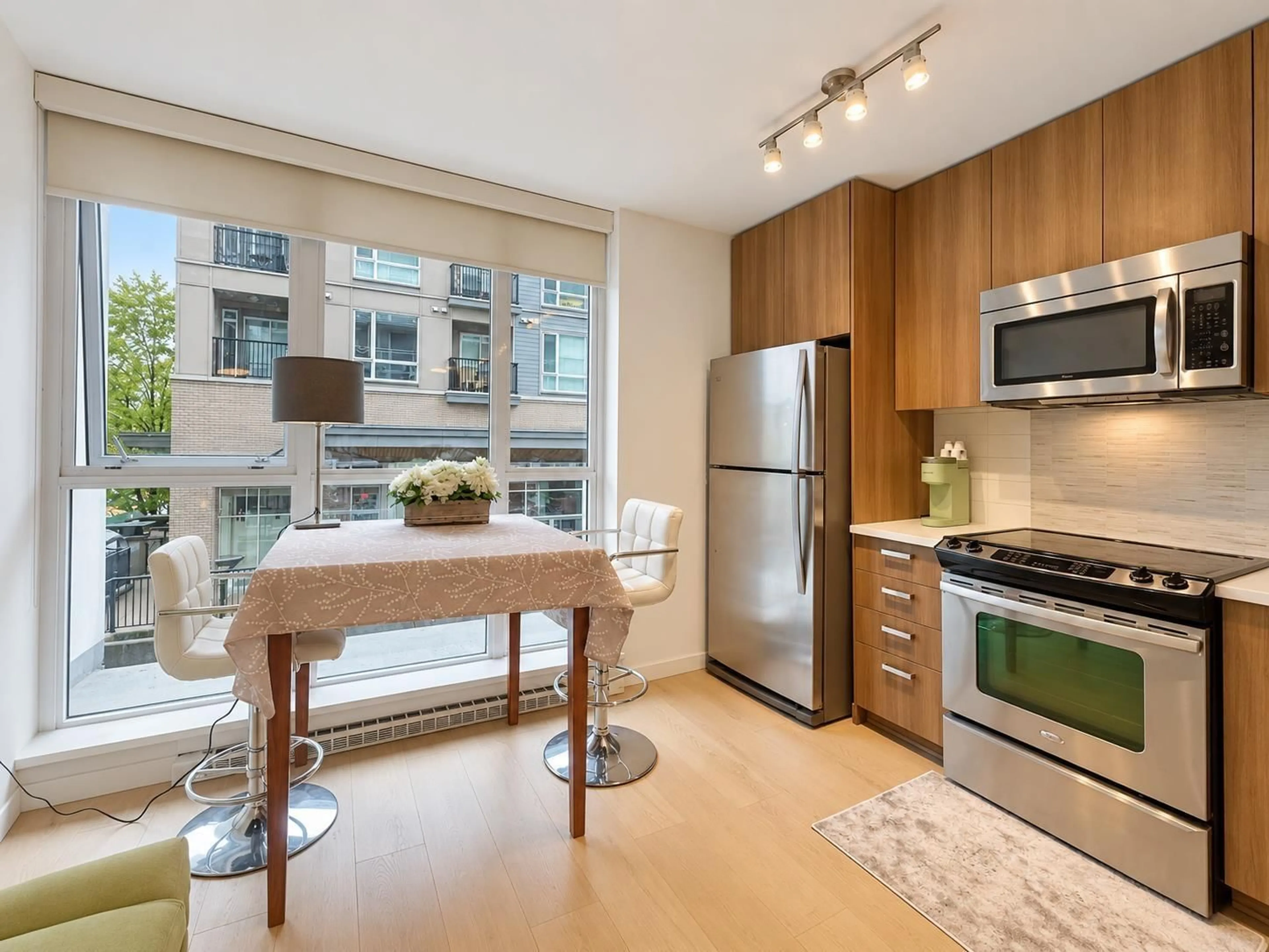 Open concept kitchen, wood/laminate floor for 209 - 13325 102A AVENUE, Surrey British Columbia V3T0J5