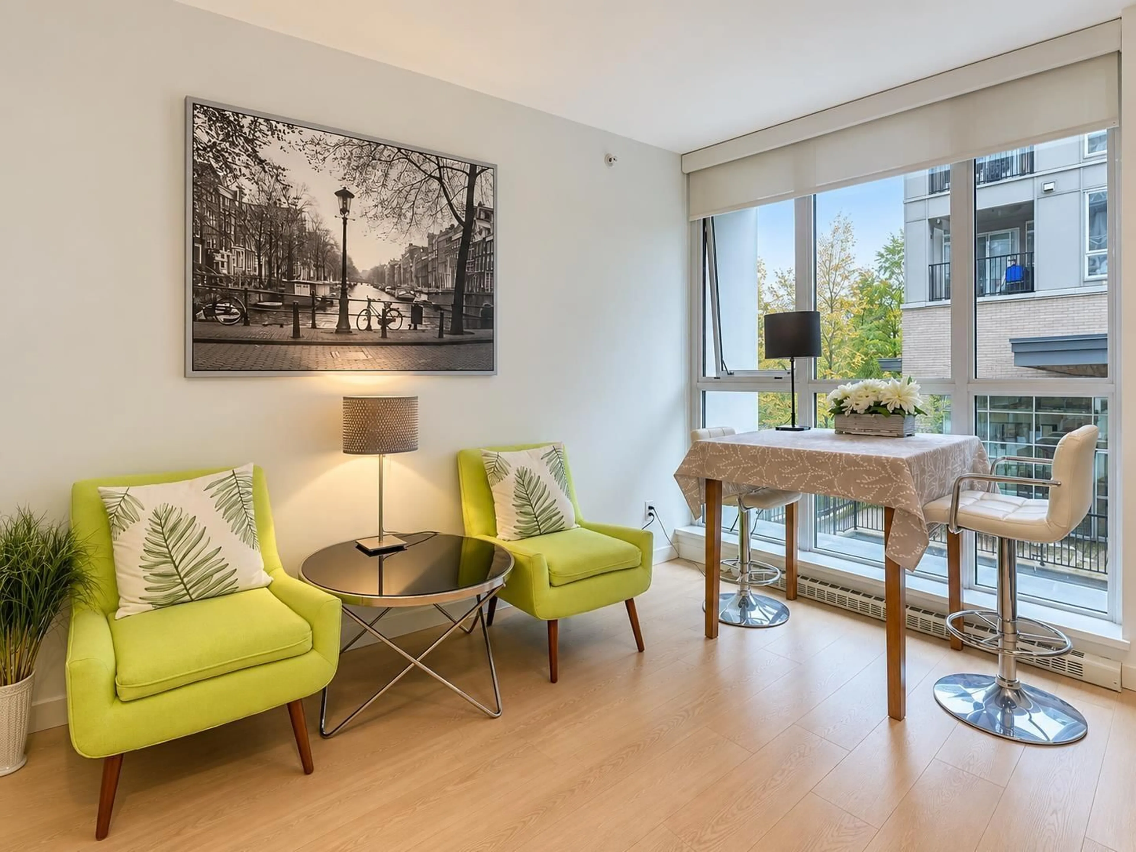 Living room with furniture, wood/laminate floor for 209 - 13325 102A AVENUE, Surrey British Columbia V3T0J5