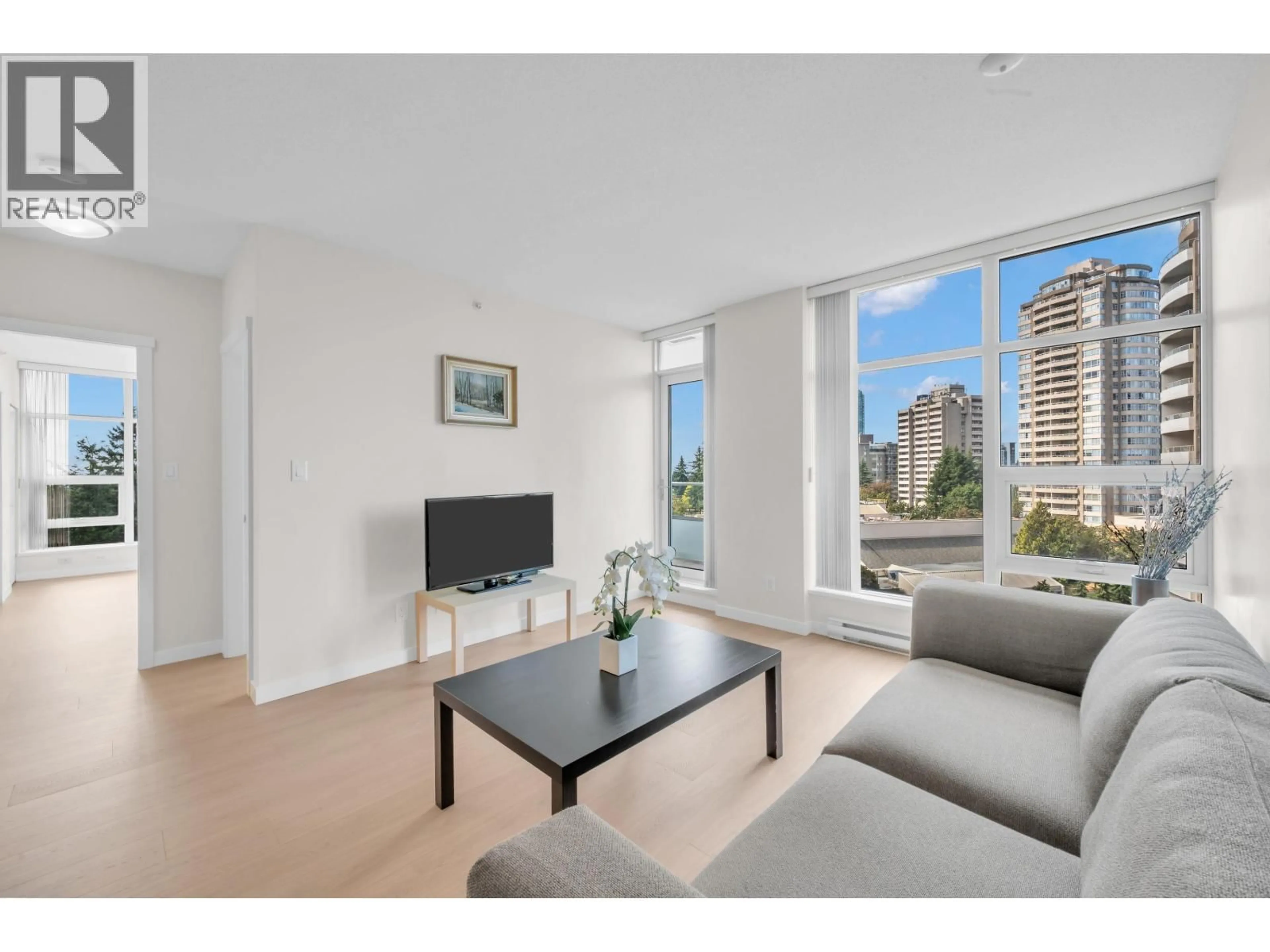 Living room with furniture, unknown for 908 - 4880 BENNETT STREET, Burnaby British Columbia V5H0C1