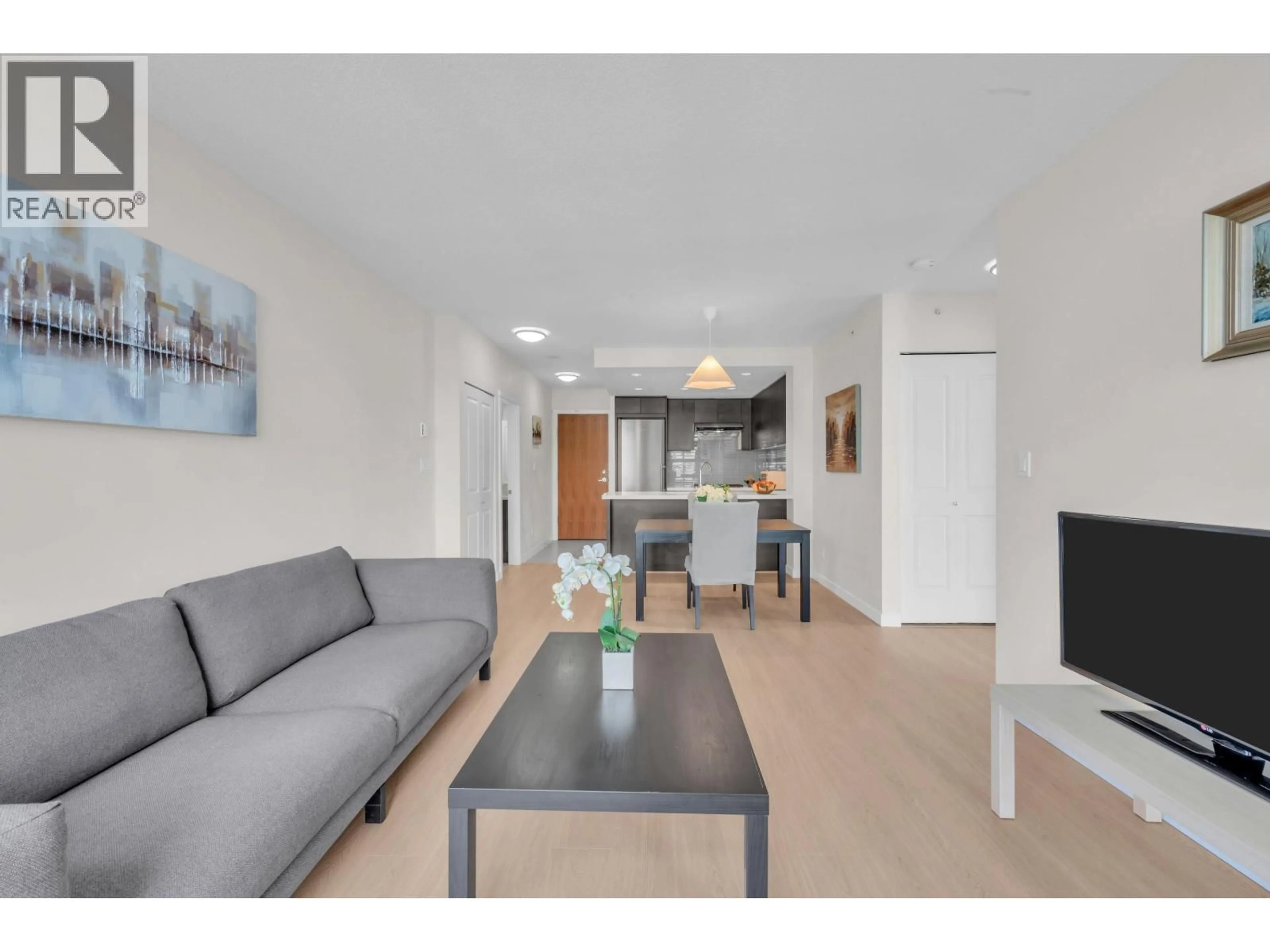 Living room with furniture, wood/laminate floor for 908 - 4880 BENNETT STREET, Burnaby British Columbia V5H0C1