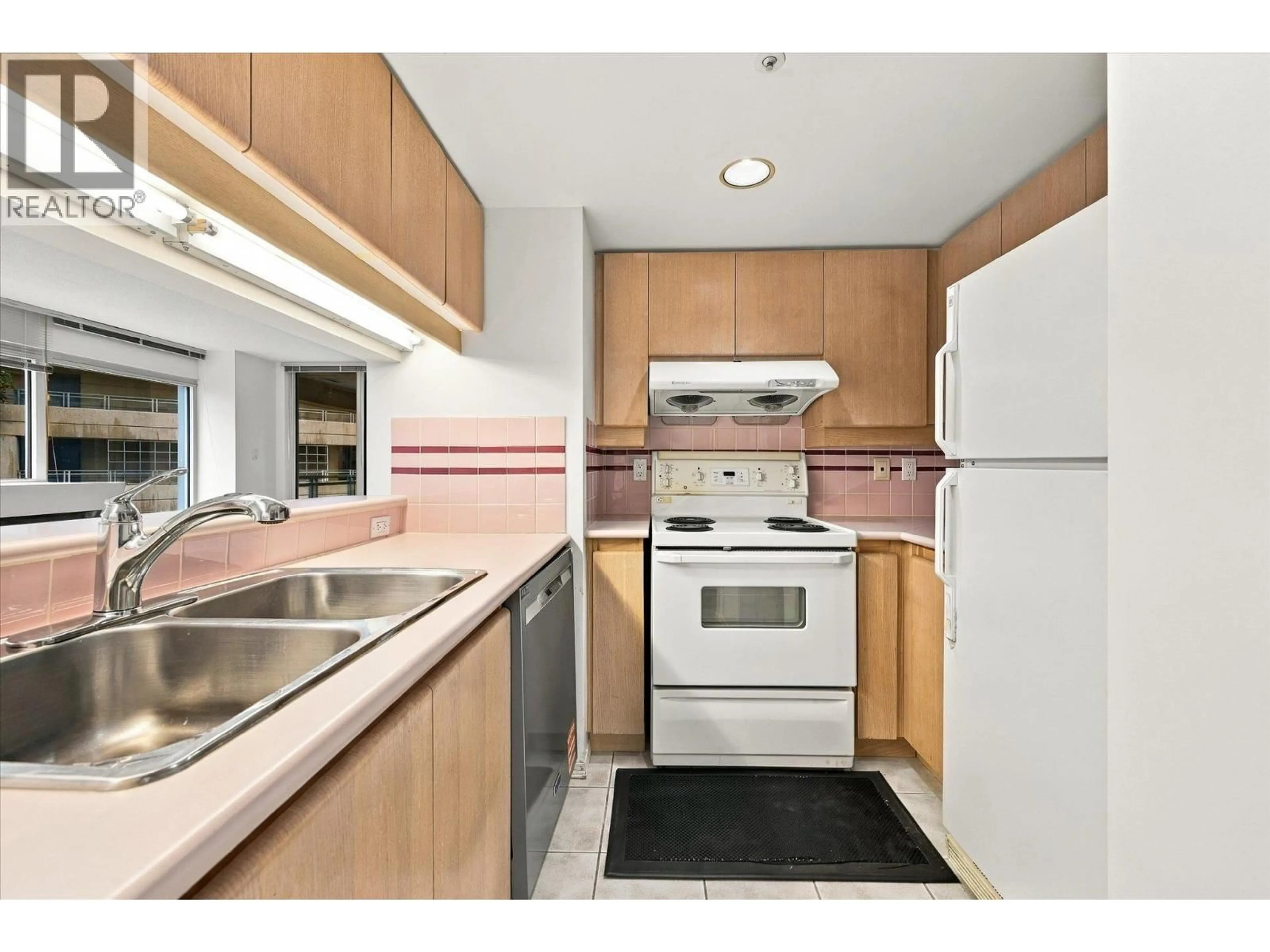 Standard kitchen, unknown for 603 - 183 KEEFER PLACE, Vancouver British Columbia V6B6B9