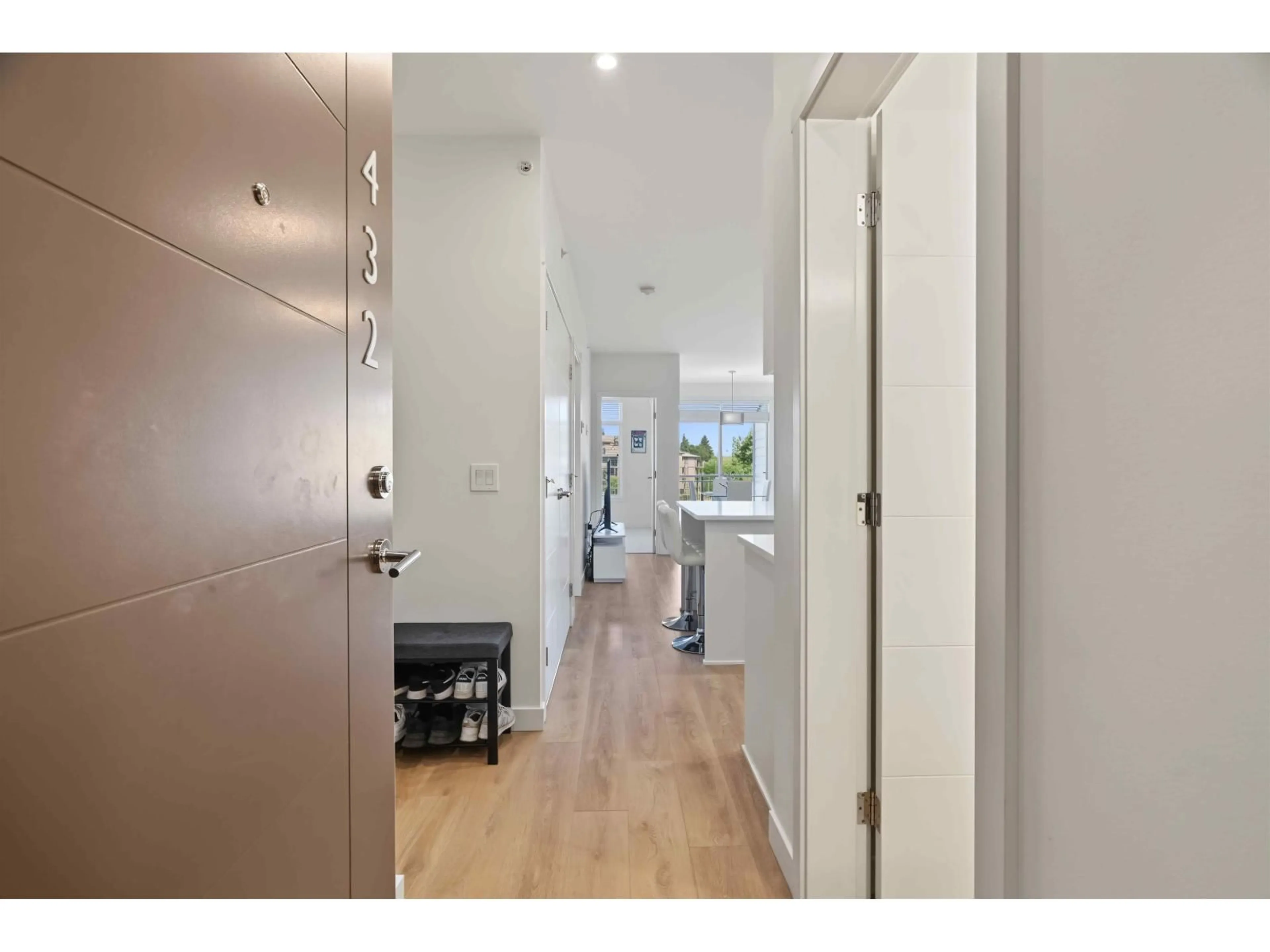 Indoor entryway for 432 - 5415 BRYDON CRESCENT, Langley British Columbia V3A4A3