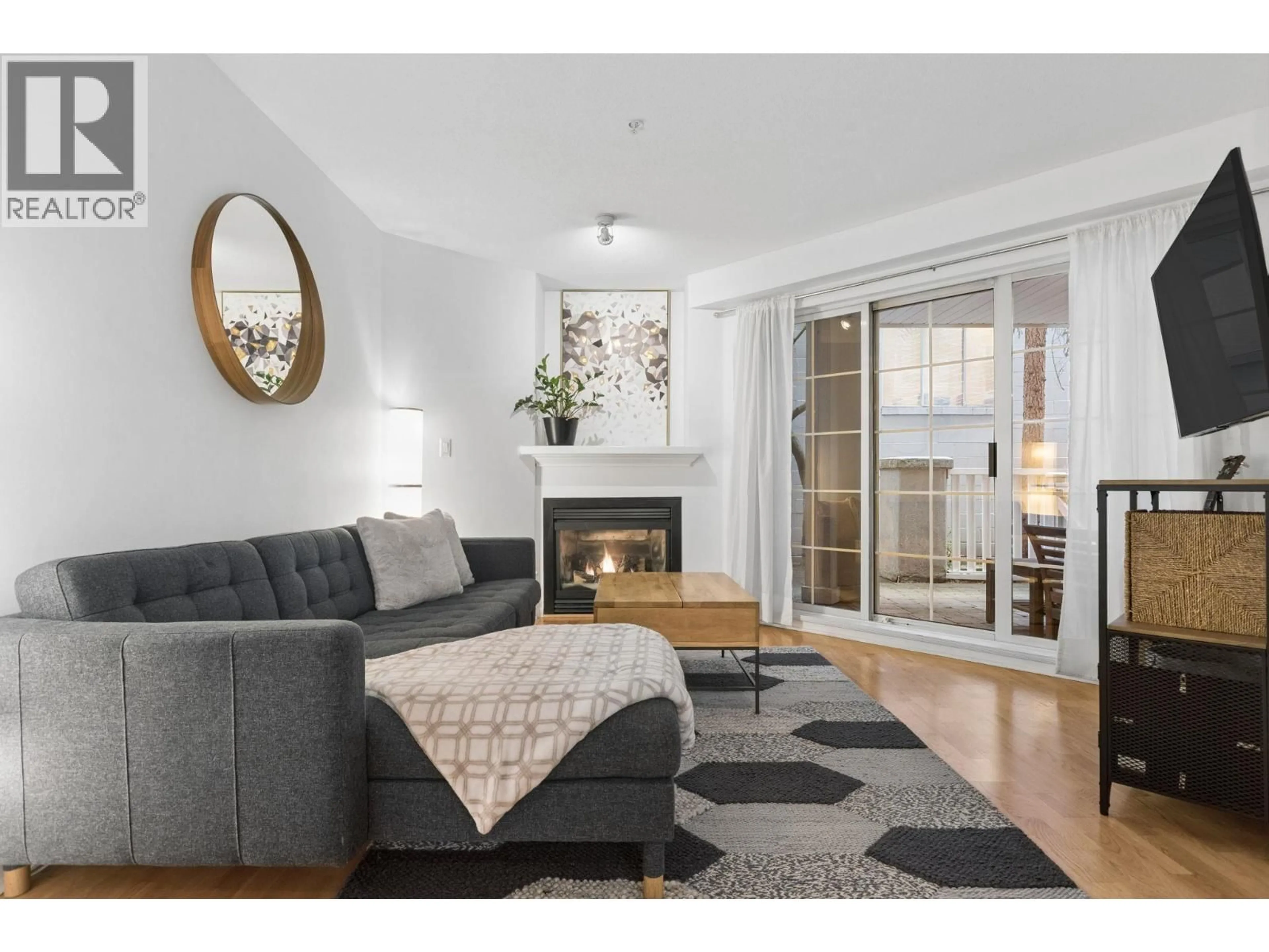 Living room with furniture, wood/laminate floor for 112 - 147 1ST, North Vancouver British Columbia V7L1B2