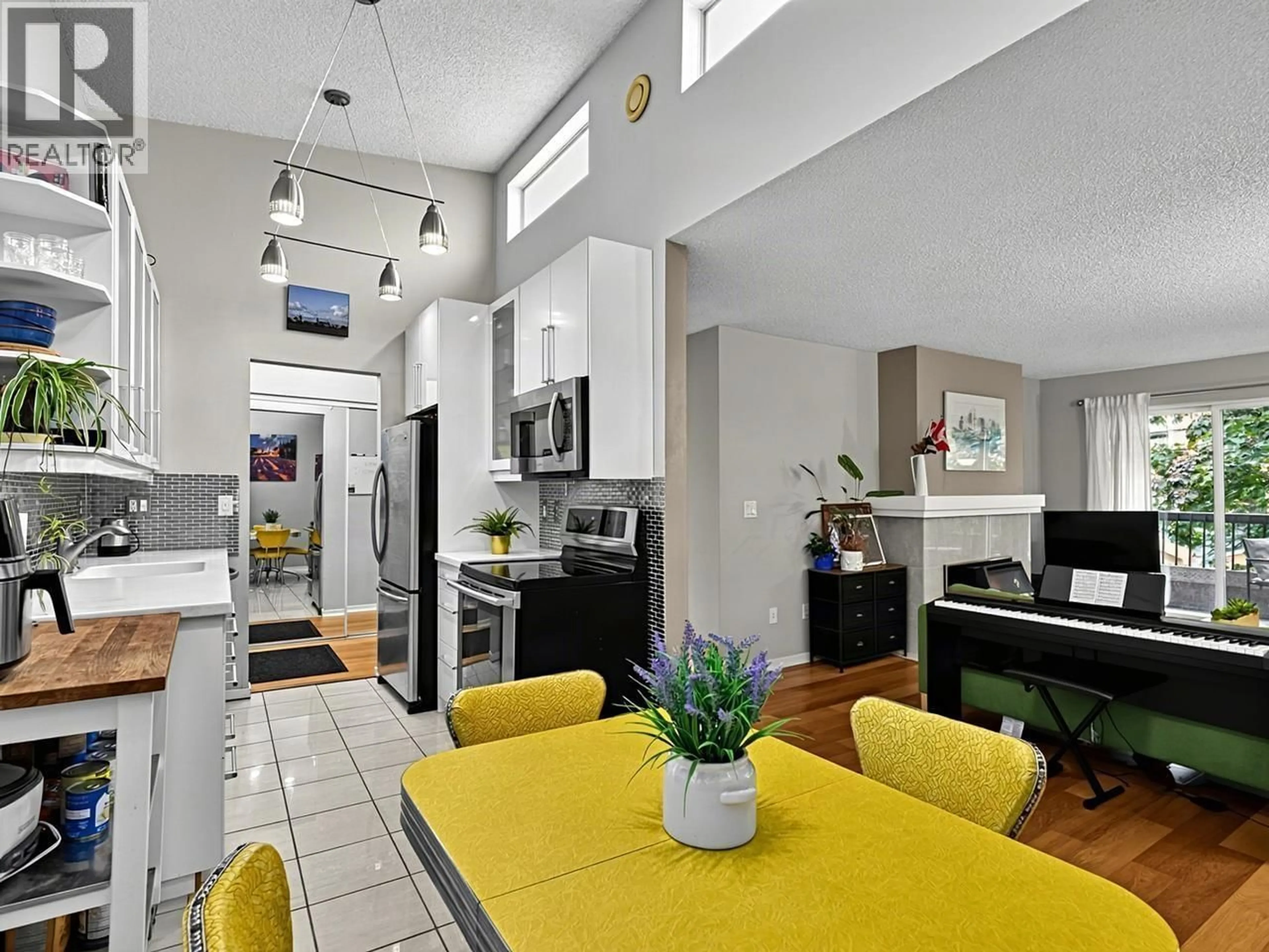 Open concept kitchen, ceramic/tile floor for 319 - 550 6TH AVENUE, Vancouver British Columbia V5T4H2