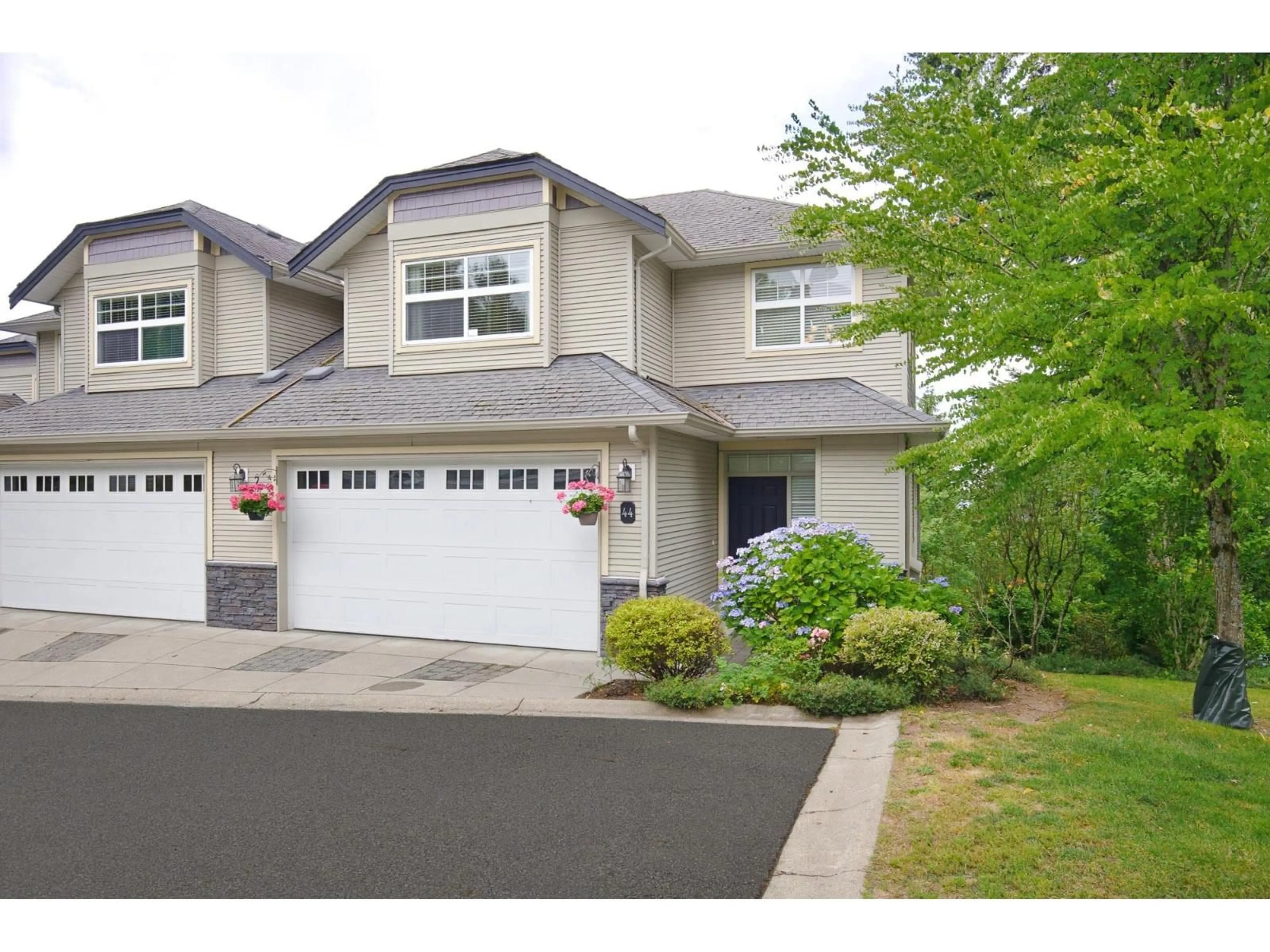 Home with vinyl exterior material, street for 44 - 36260 MCKEE ROAD, Abbotsford British Columbia V3G0A9