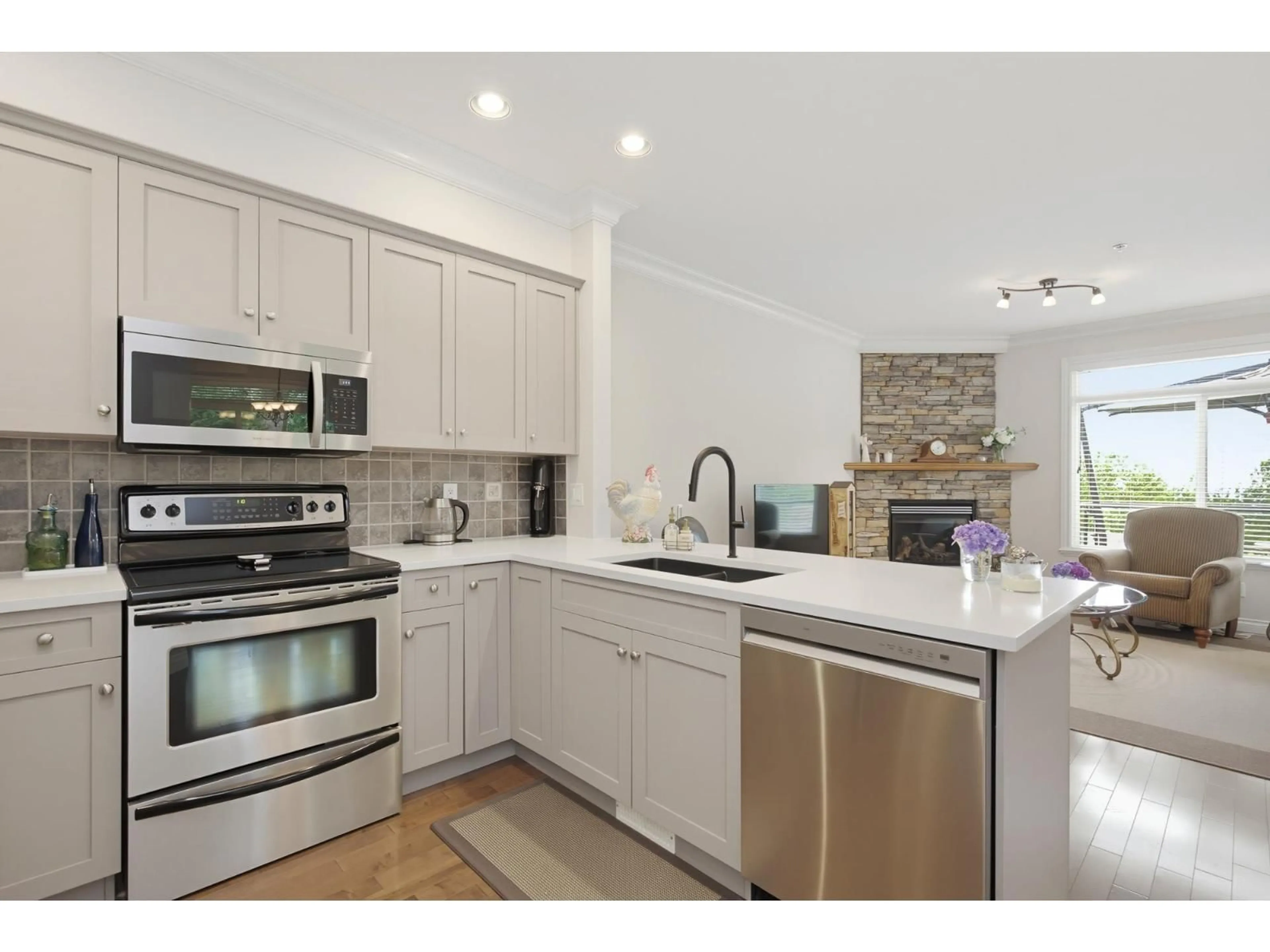 Open concept kitchen, ceramic/tile floor for 44 - 36260 MCKEE ROAD, Abbotsford British Columbia V3G0A9