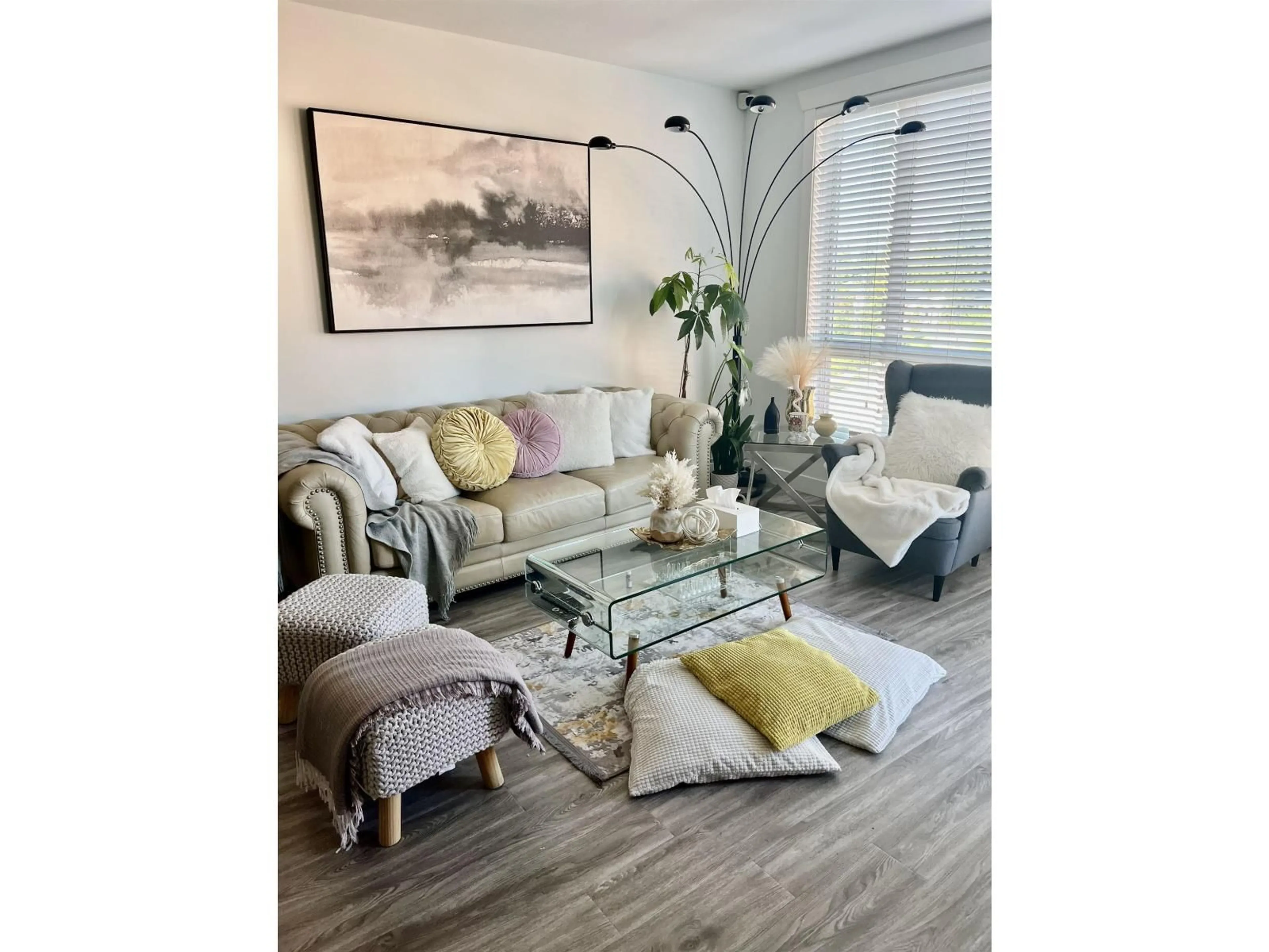 Living room with furniture, wood/laminate floor for 417 - 14333 104 AVENUE, Surrey British Columbia V3T0E1