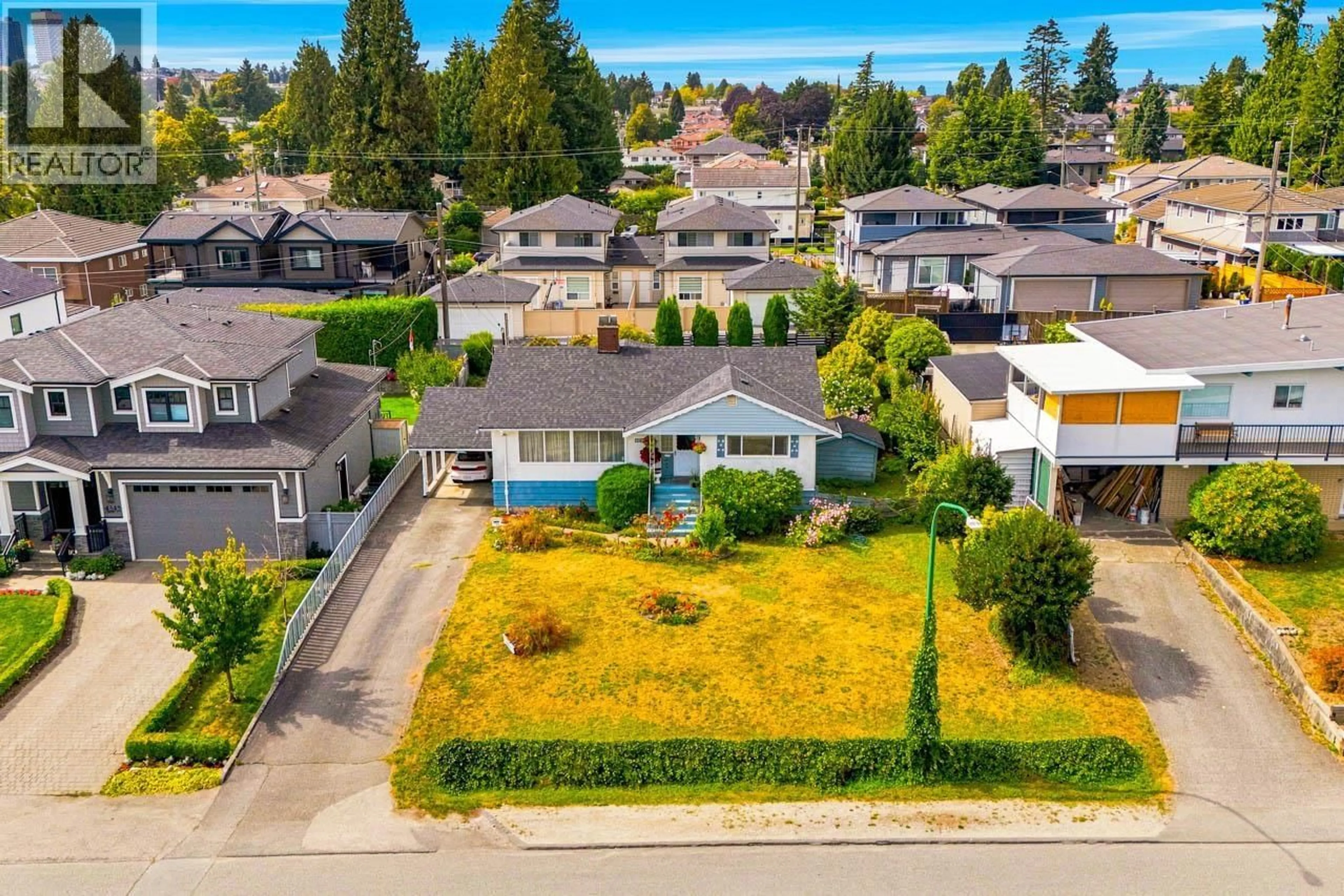 A pic from outside/outdoor area/front of a property/back of a property/a pic from drone, unknown for 4335 BARKER AVENUE, Burnaby British Columbia V5G3C3