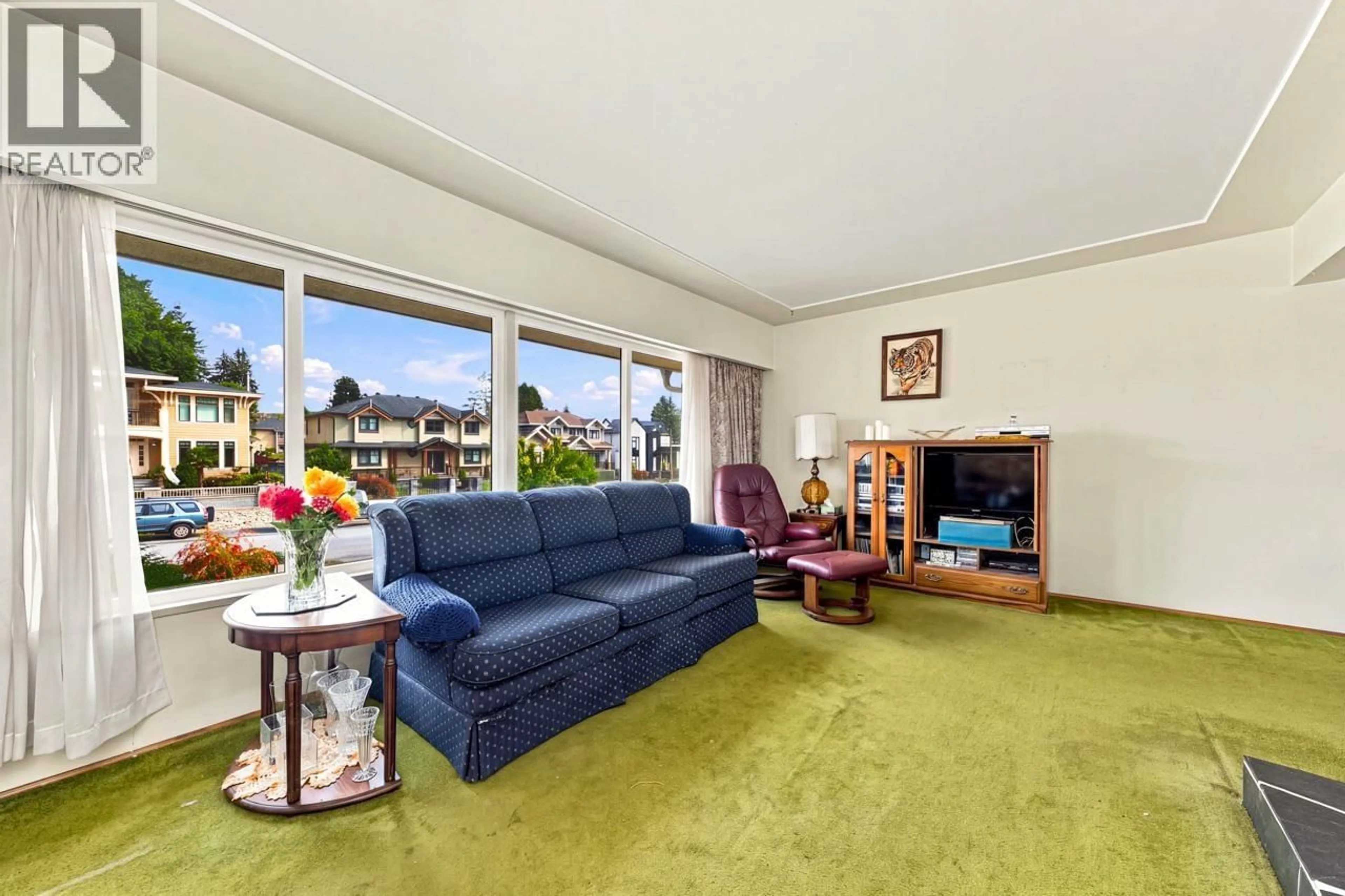 Living room with furniture, carpet floor for 4335 BARKER AVENUE, Burnaby British Columbia V5G3C3