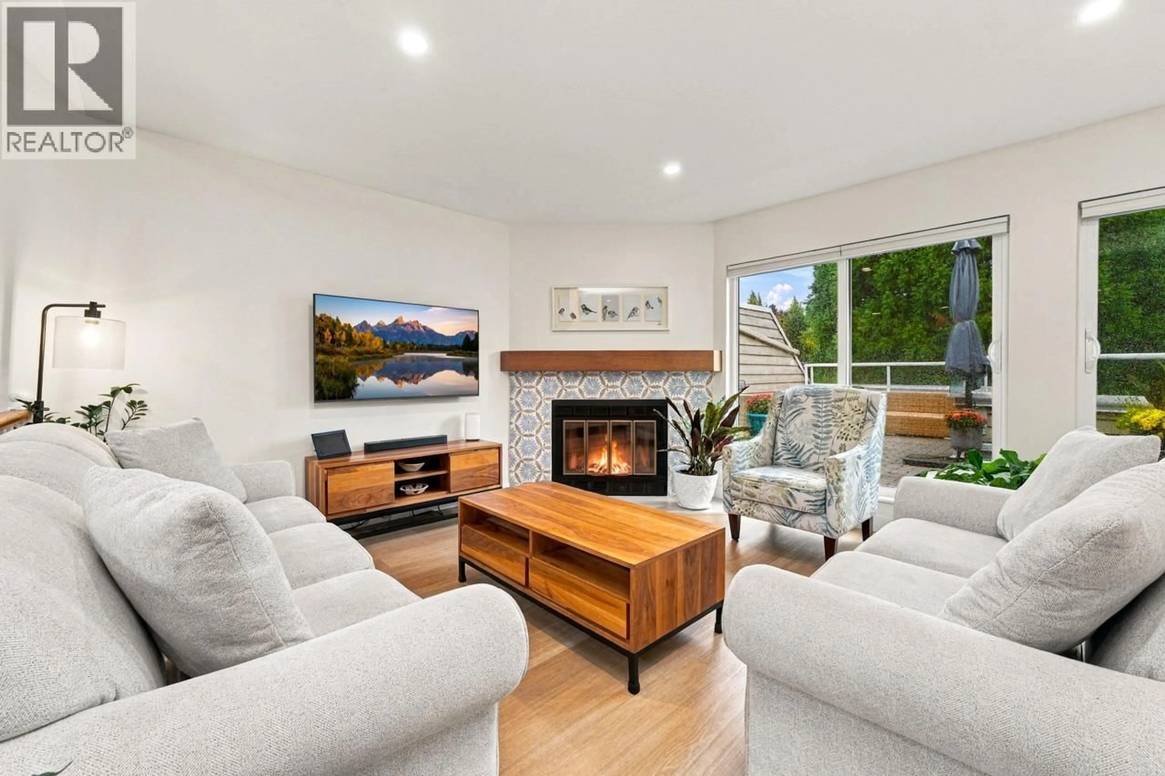 Living room with furniture, unknown for 402 - 3441 CURLE AVENUE, Burnaby British Columbia V5G4P4