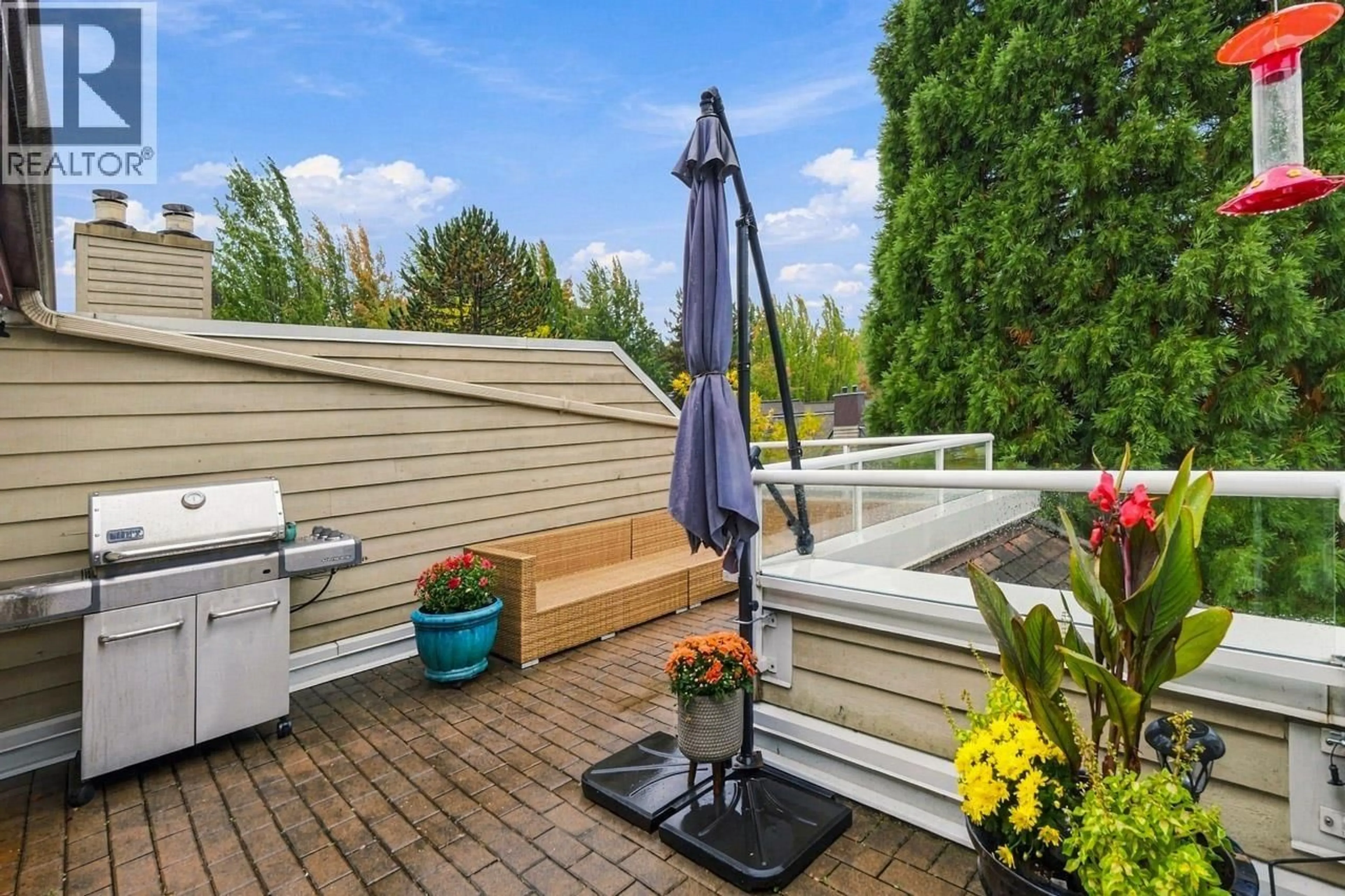 Patio, water/lake/river/ocean view for 402 - 3441 CURLE AVENUE, Burnaby British Columbia V5G4P4