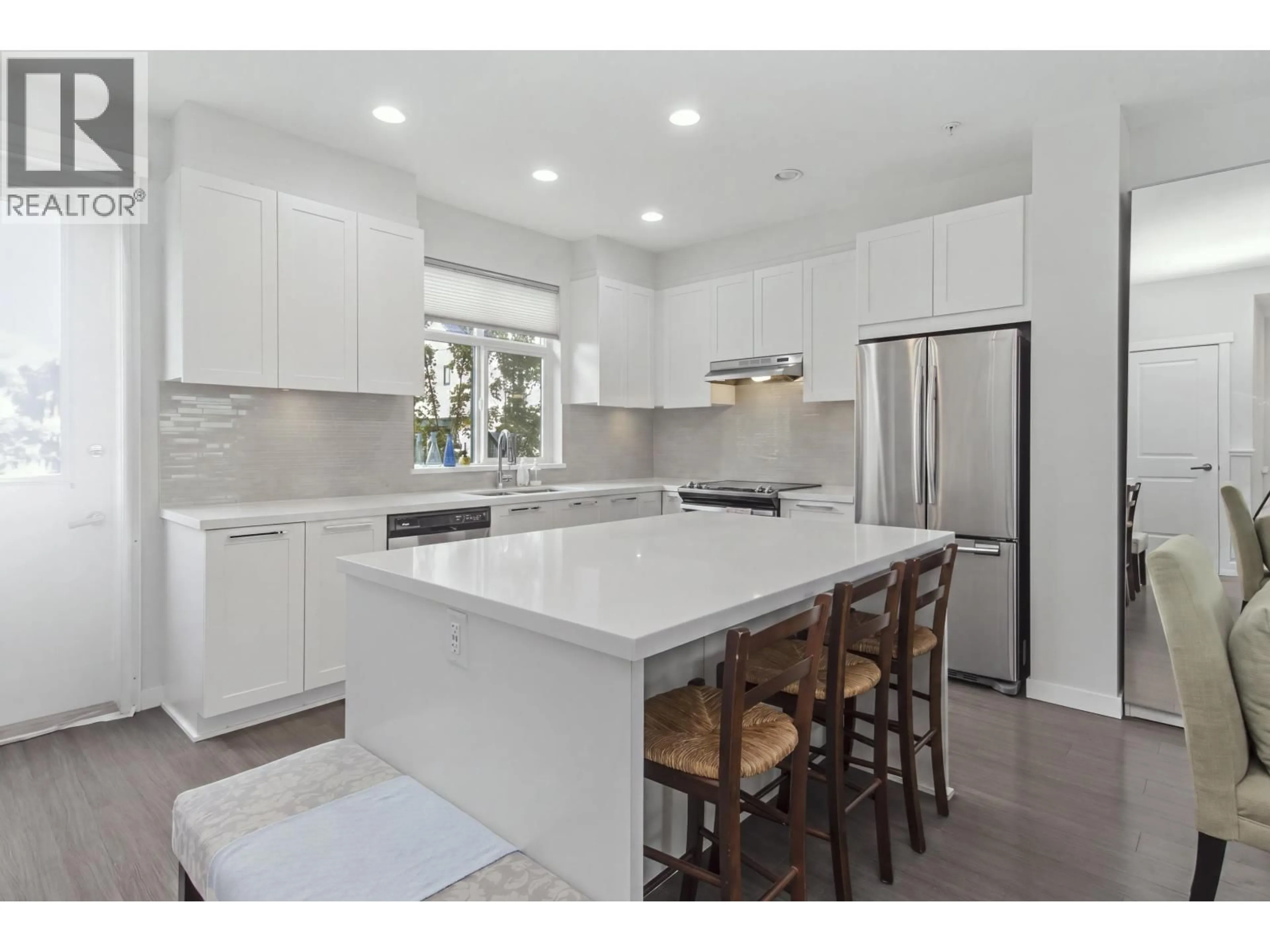 Open concept kitchen, ceramic/tile floor for 19 - 39548 LOGGERS LANE, Squamish British Columbia V8B0V7
