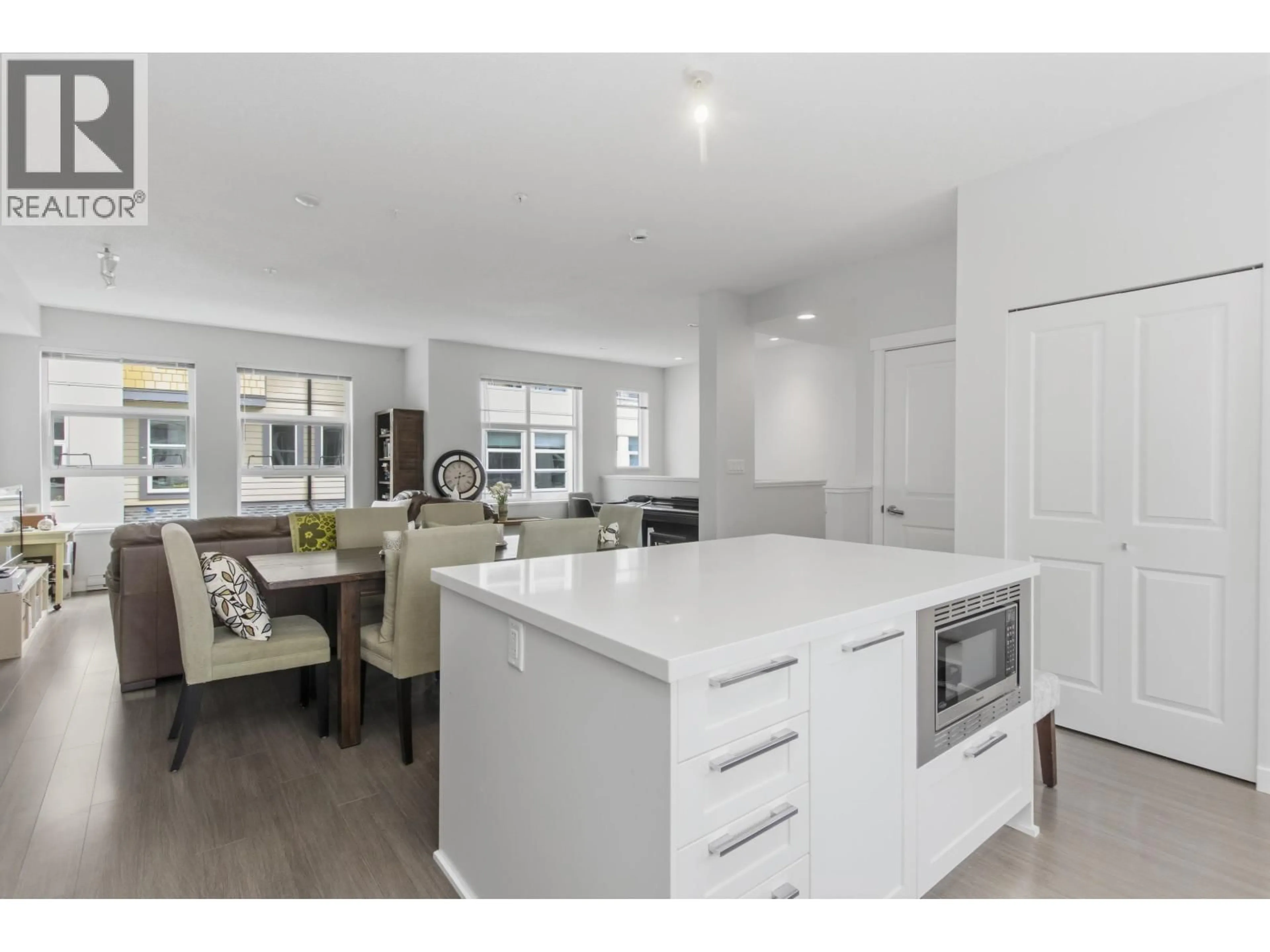 Open concept kitchen, unknown for 19 - 39548 LOGGERS LANE, Squamish British Columbia V8B0V7