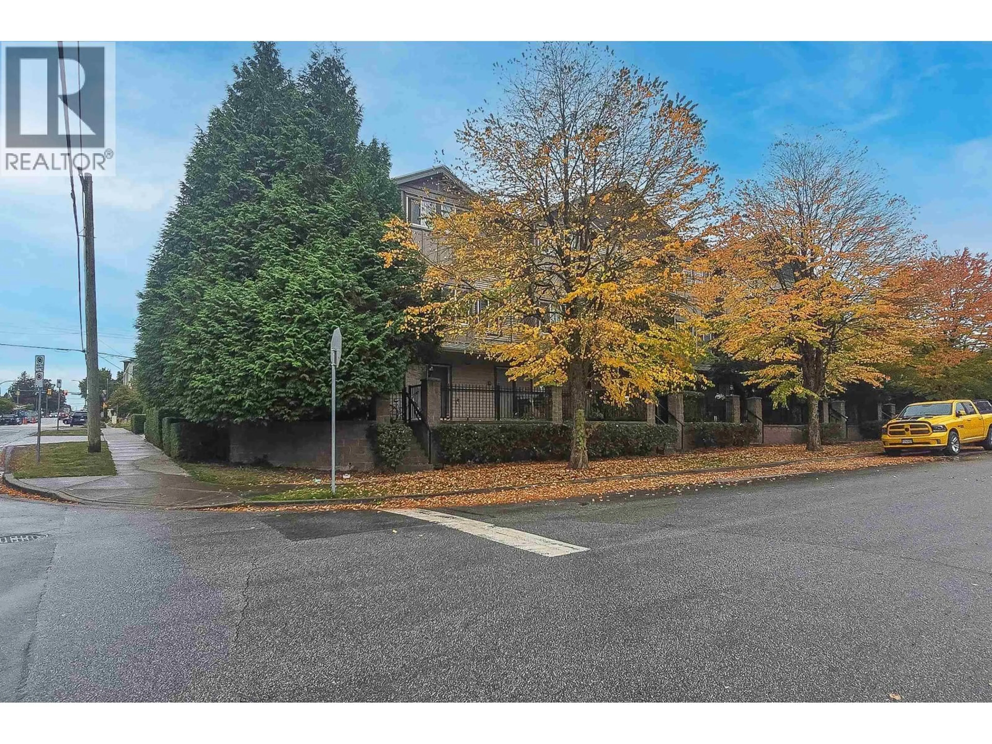 A pic from outside/outdoor area/front of a property/back of a property/a pic from drone, street for 5 - 3139 SMITH AVENUE, Burnaby British Columbia V5G2S8