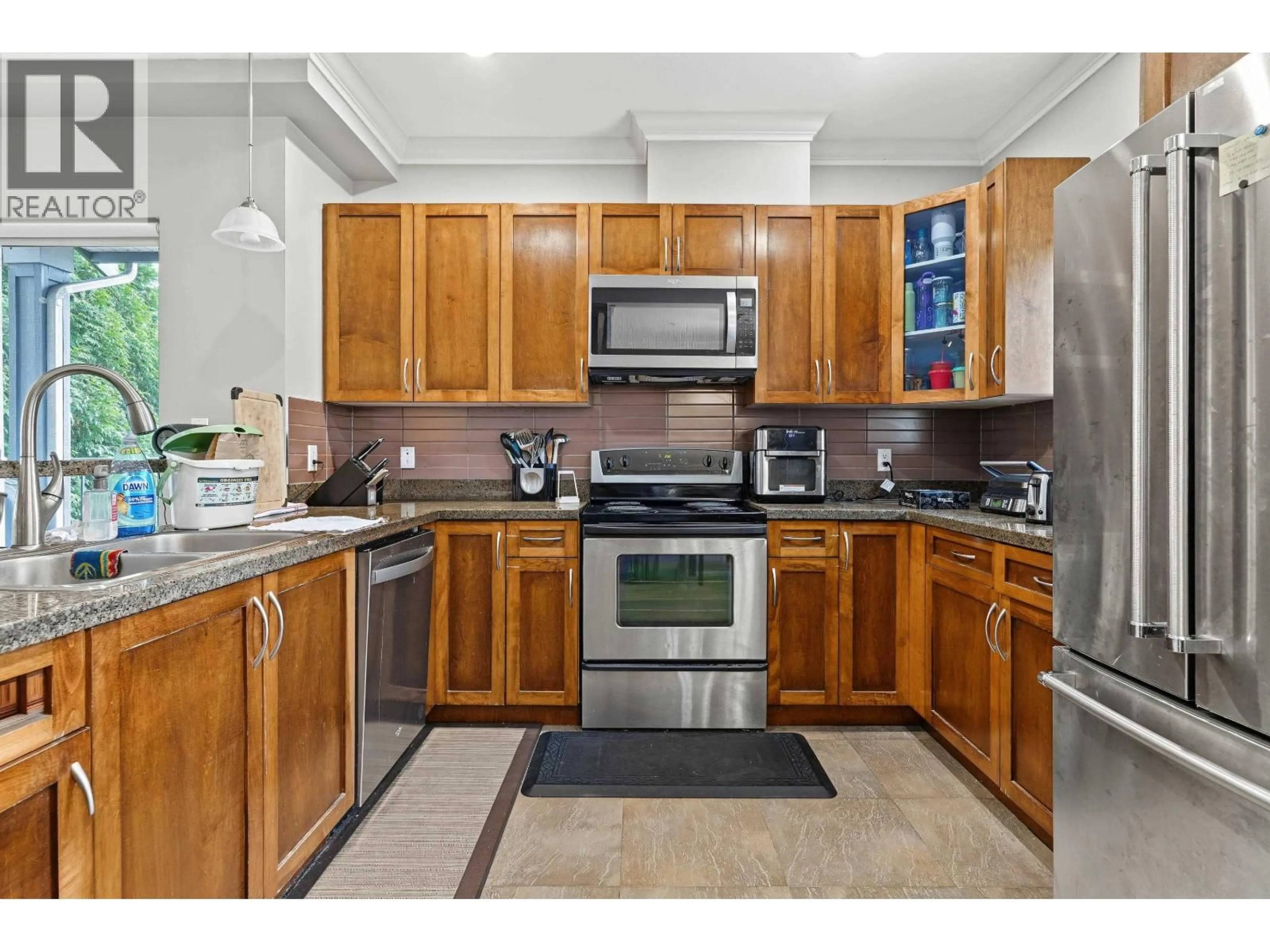 Standard kitchen, ceramic/tile floor for 5 - 3139 SMITH AVENUE, Burnaby British Columbia V5G2S8