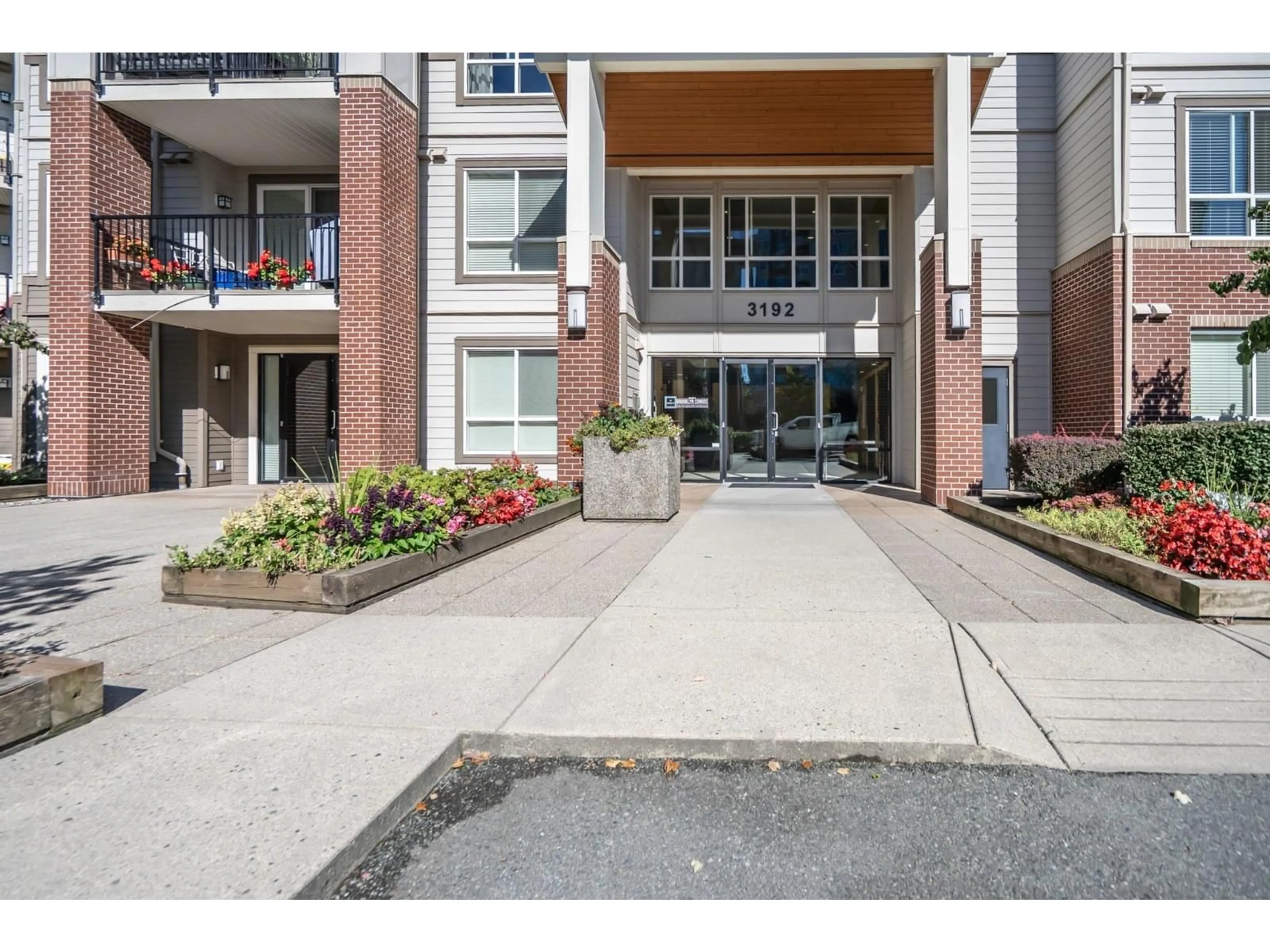 Indoor foyer for 403 - 3192 GLADWIN ROAD, Abbotsford British Columbia V2T6M9