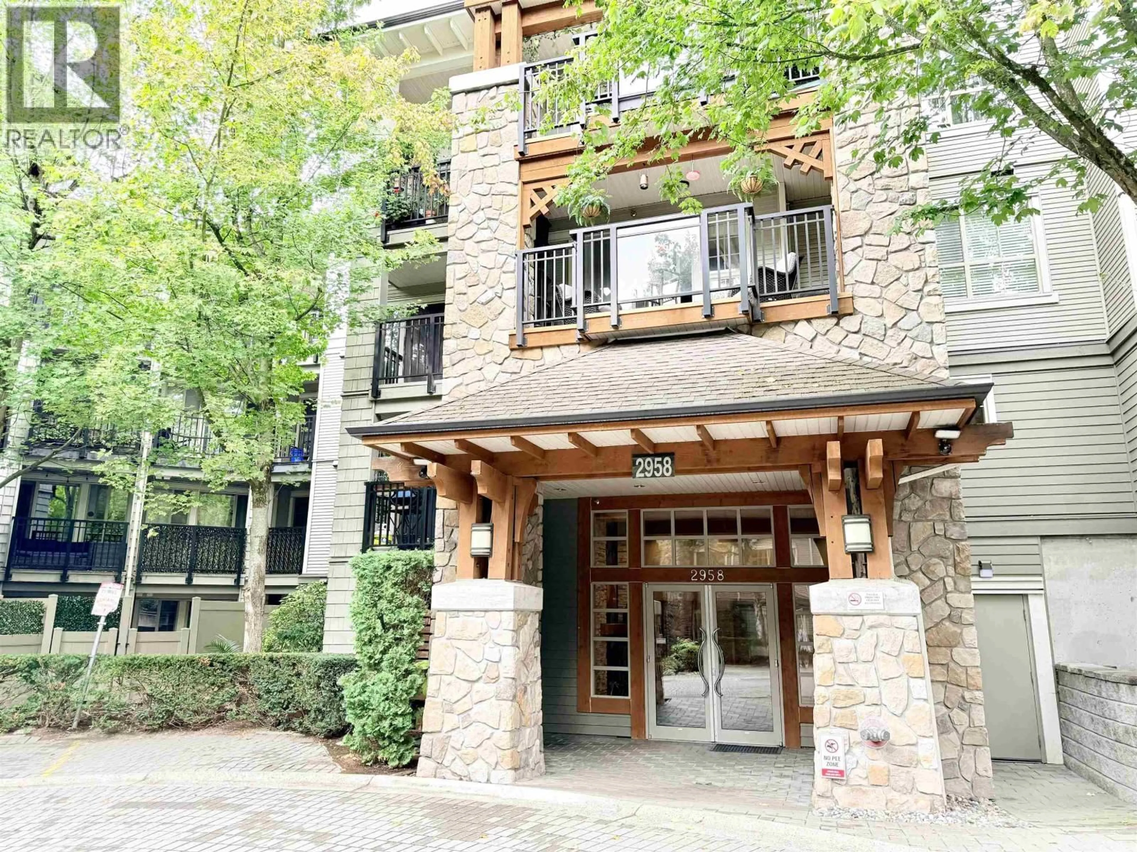 Indoor foyer for 212 - 2958 SILVER SPRINGS BOULEVARD, Coquitlam British Columbia V3E3R9