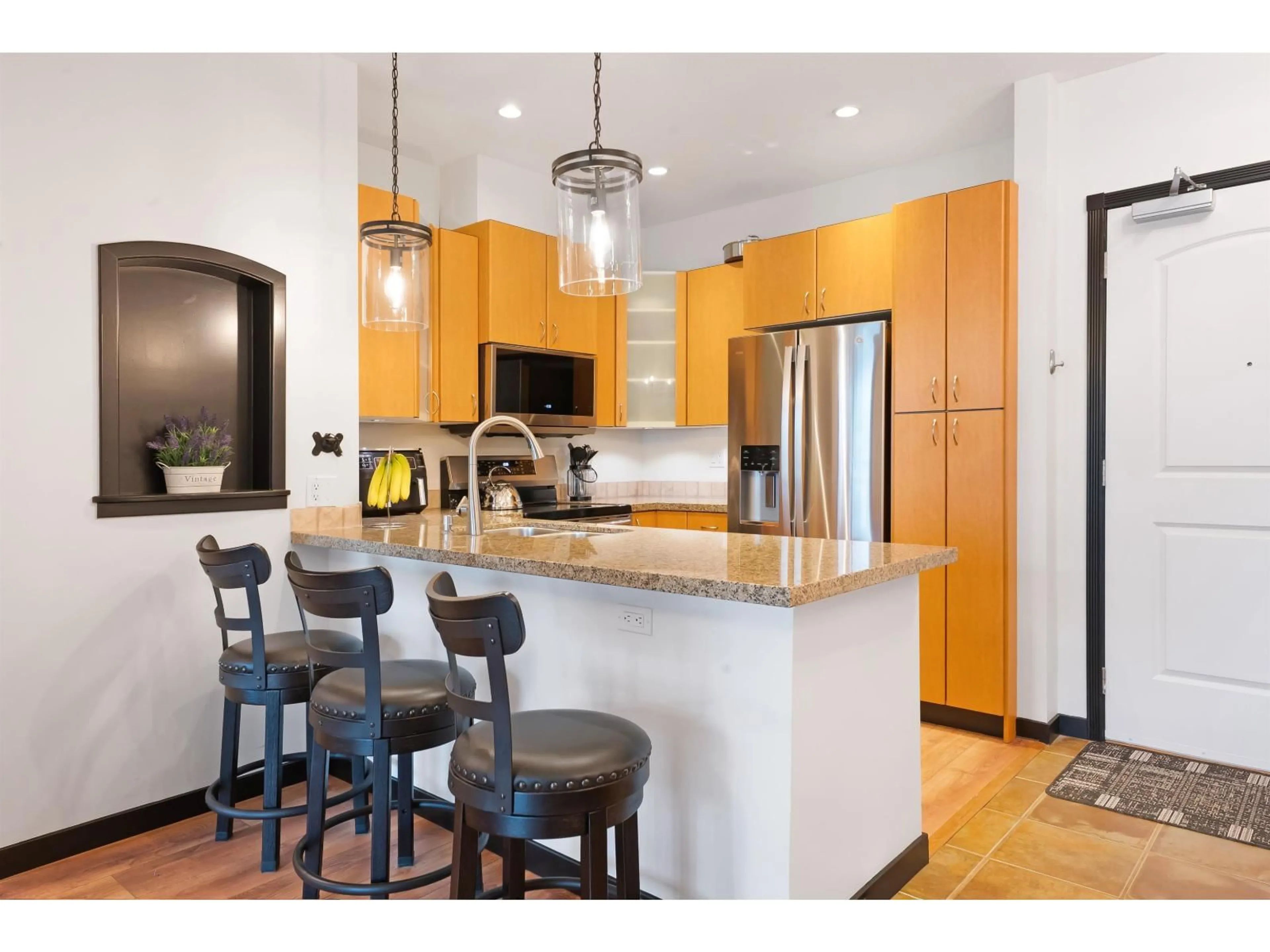 Open concept kitchen, wood/laminate floor for 208 - 33485 SOUTH FRASER WAY, Abbotsford British Columbia V2S8P9