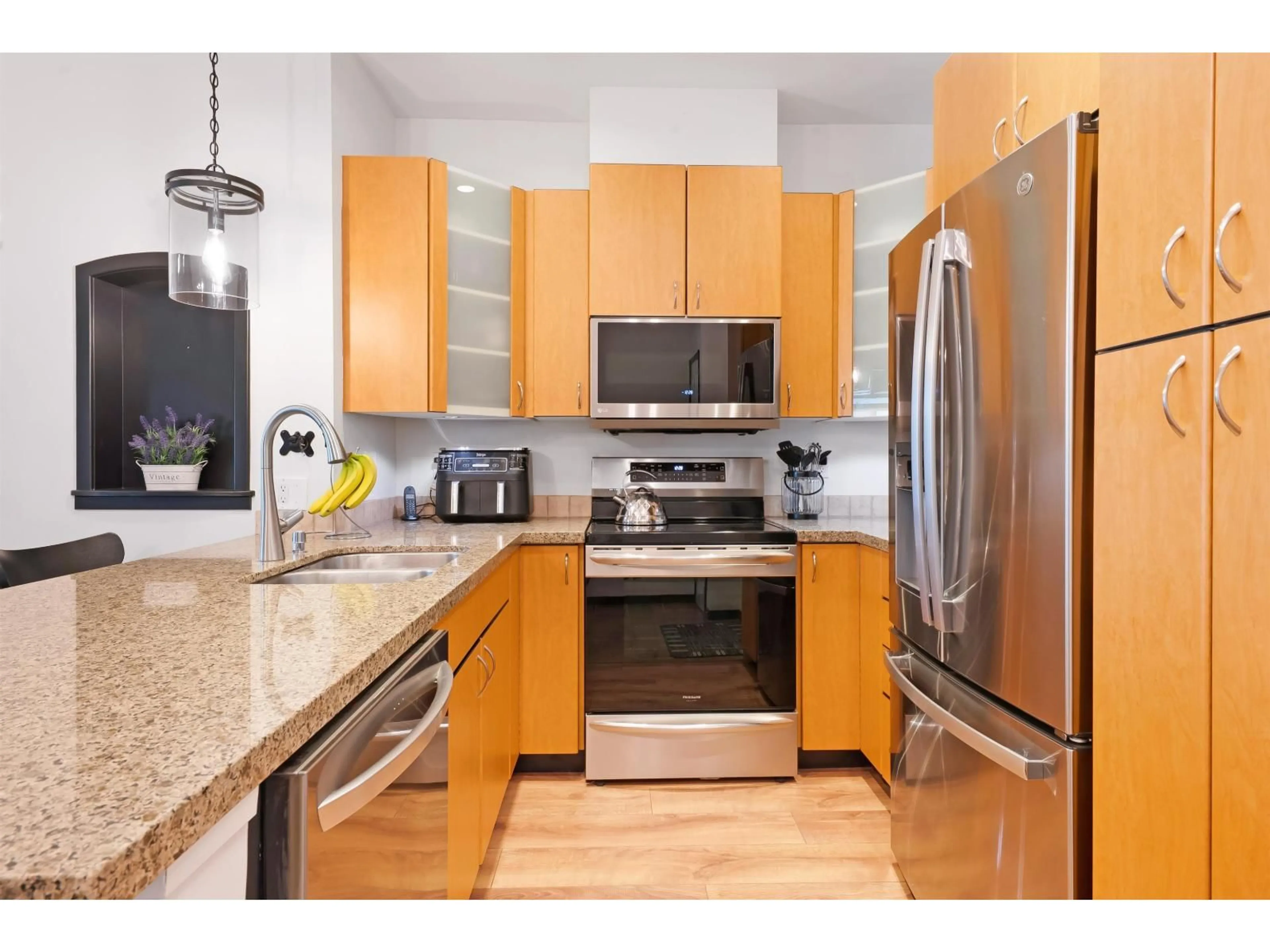 Standard kitchen, unknown for 208 - 33485 SOUTH FRASER WAY, Abbotsford British Columbia V2S8P9