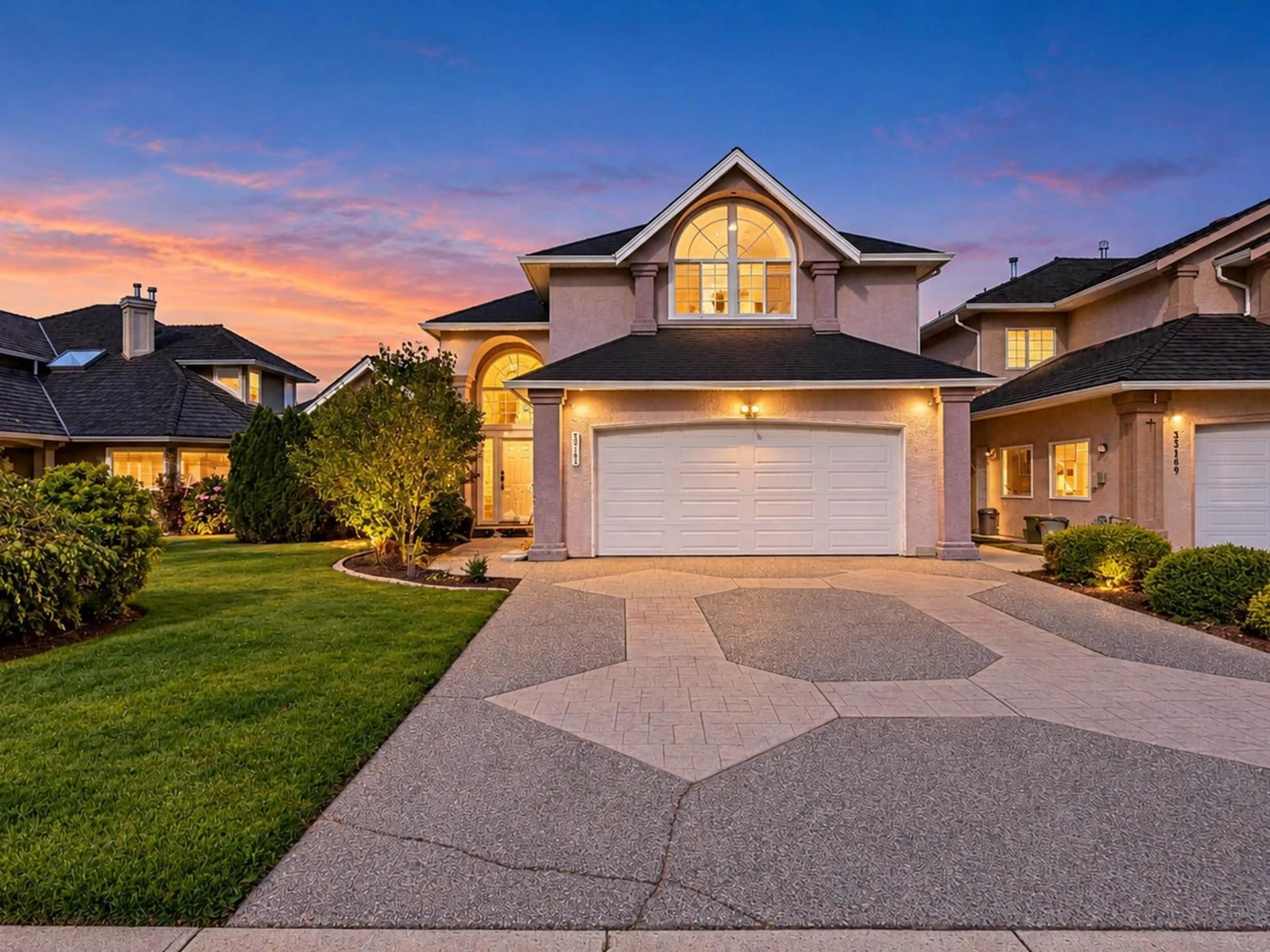 Home with vinyl exterior material, street for 33163 HAWTHORNE AVENUE, Mission British Columbia V2V5B6