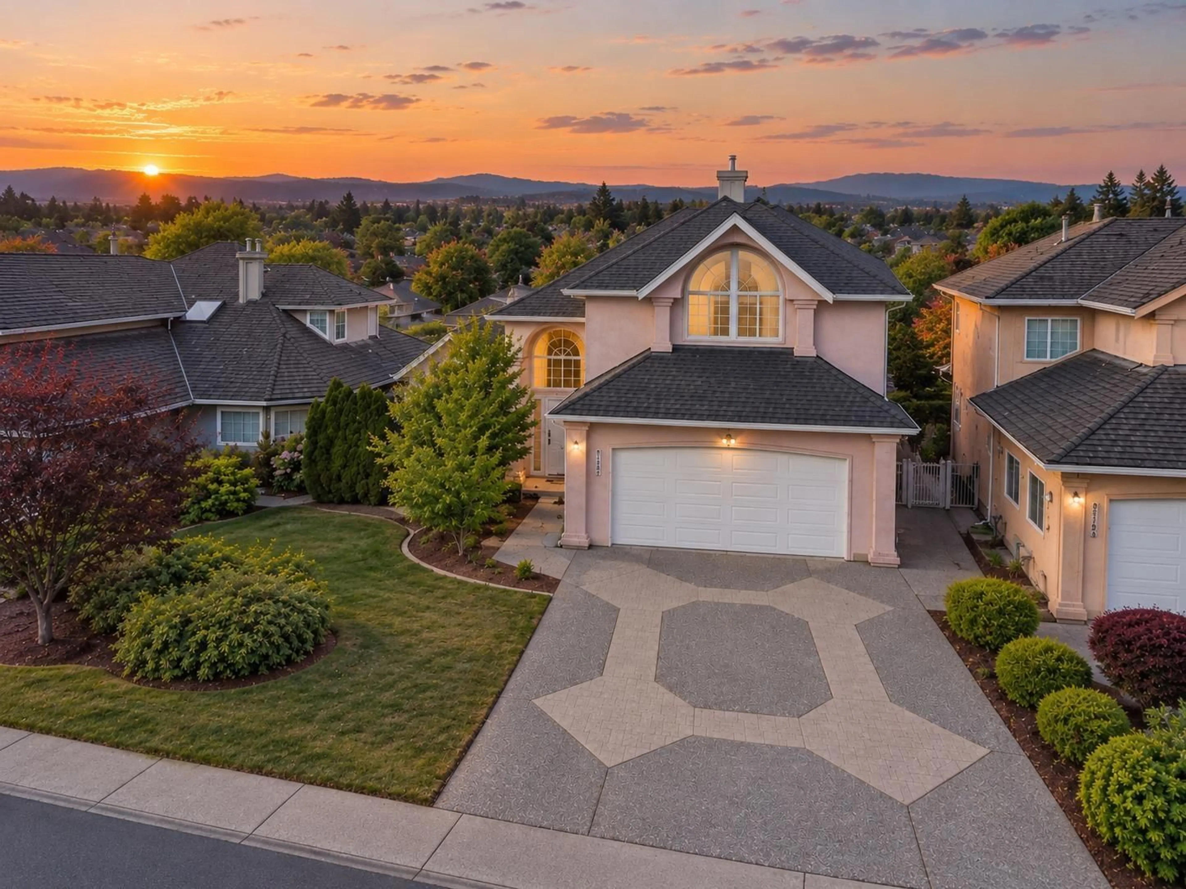 A pic from outside/outdoor area/front of a property/back of a property/a pic from drone, mountain view for 33163 HAWTHORNE AVENUE, Mission British Columbia V2V5B6