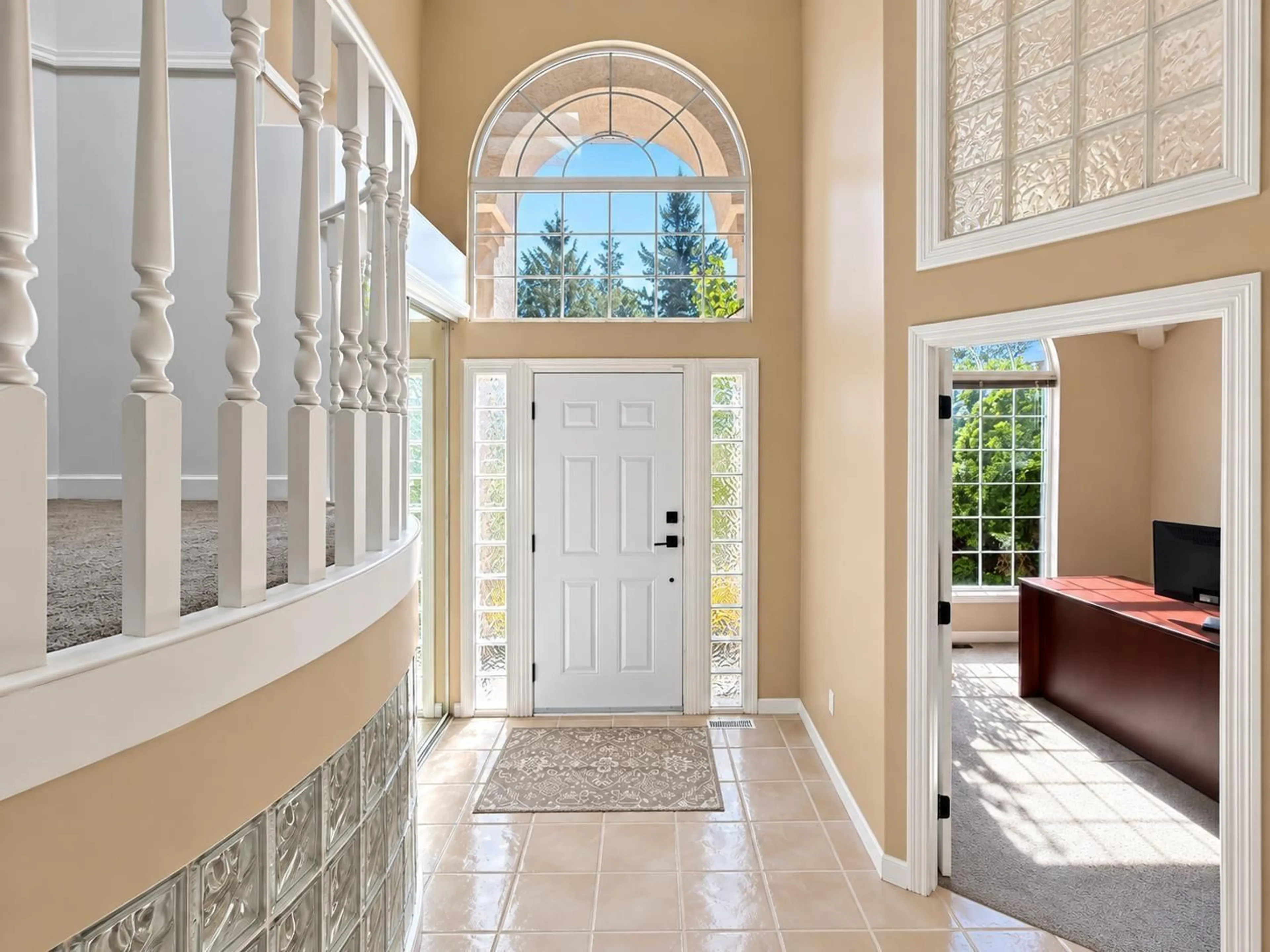 Indoor entryway for 33163 HAWTHORNE AVENUE, Mission British Columbia V2V5B6